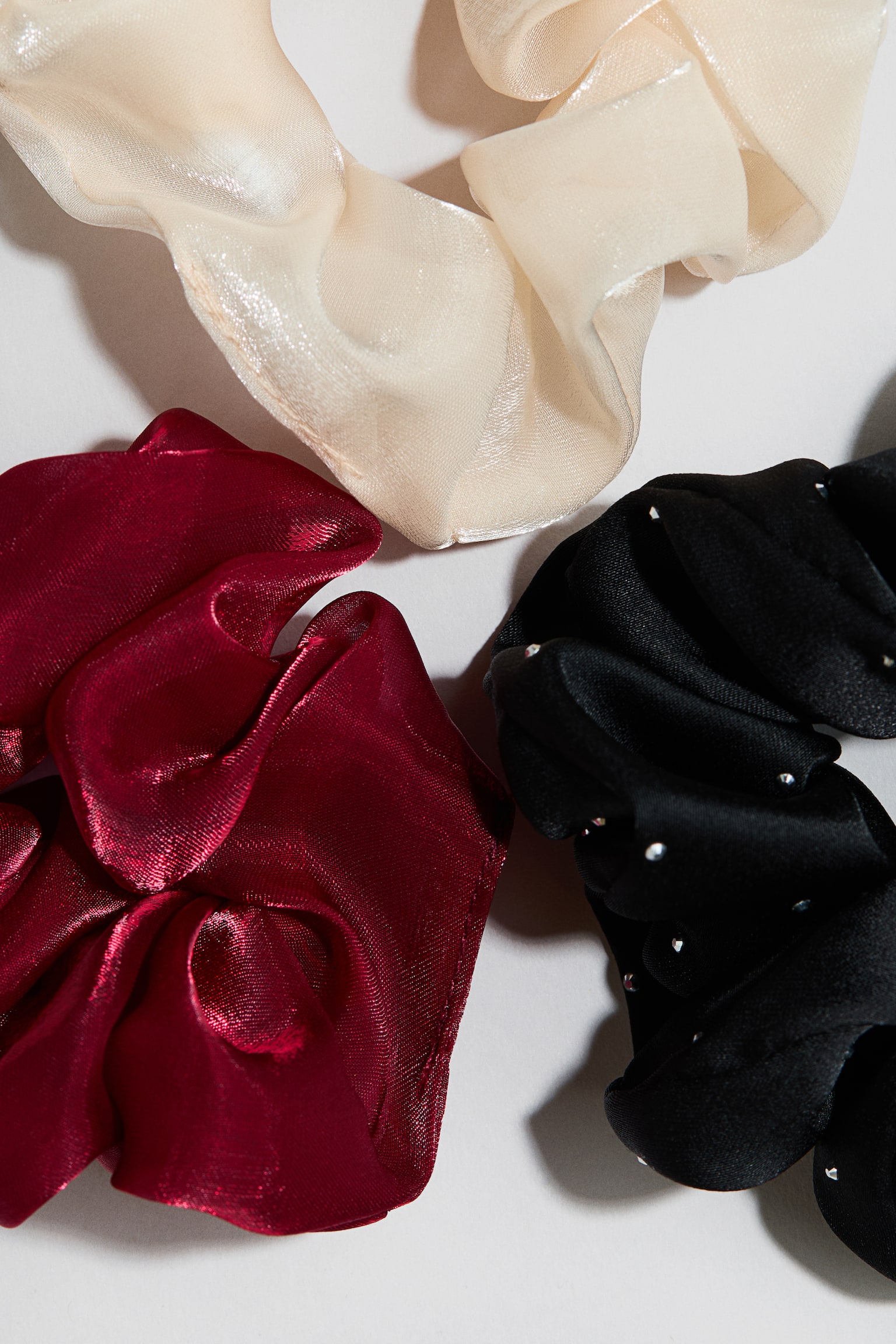 Детские аксессуары для волос H&M 3-Pack Scrunchies, цвет: Чёрный / Тёмный красный — фото 2