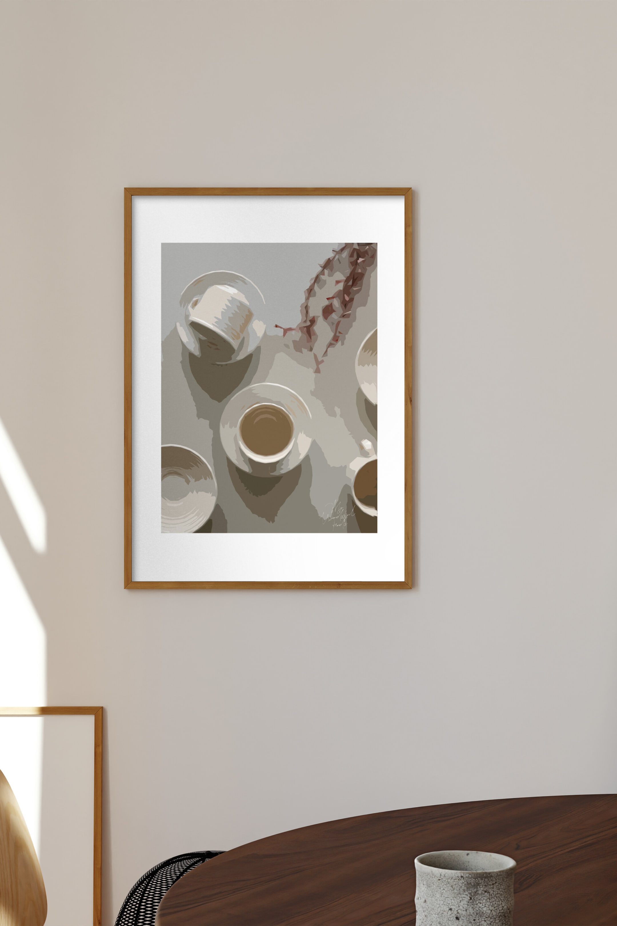 Größeres Bild ansehen: Ein gerahmter Kunstdruck zeigt eine stilisierte Draufsicht auf mehrere Tassen und Untertassen in gedeckten Tönen, wobei eine Tasse umkippt und eine andere ein Getränk enthält, flankiert von getrocknetem rötlichem Laub, eingefasst in einen schmalen Rahmen aus Naturholz.
