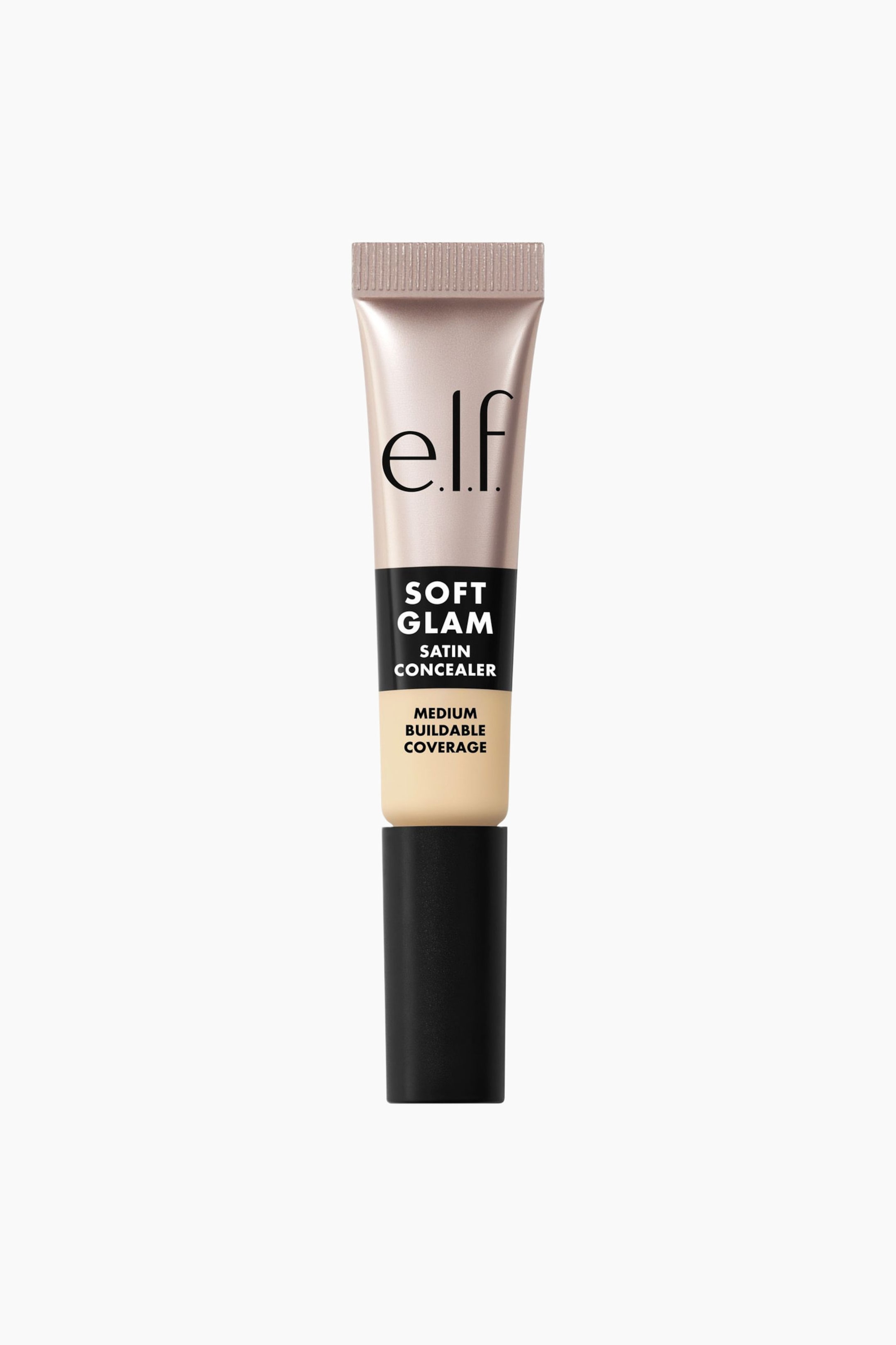 Näytä suurempi kuva: e.l.f. soft glam satin concealer -putki seisoo pystyasennossa, ja siinä näkyy metallinhohtoinen persikkais-beige yläosa, jossa on puristettu, uritettu sauma. Putkessa on musta etiketti, jossa on teksti "soft glam satin concealer" ja "medium buildable coverage", sekä osio, jossa näkyy vaaleampi beige sävy. Putken pohjaa sulkee musta, sylinterimäinen korkki.