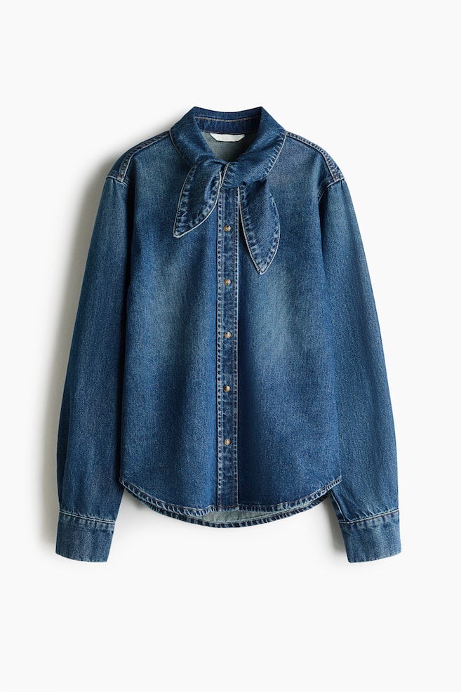 Jeansbluse mit Schleifenkragen - Denimblau - 1
