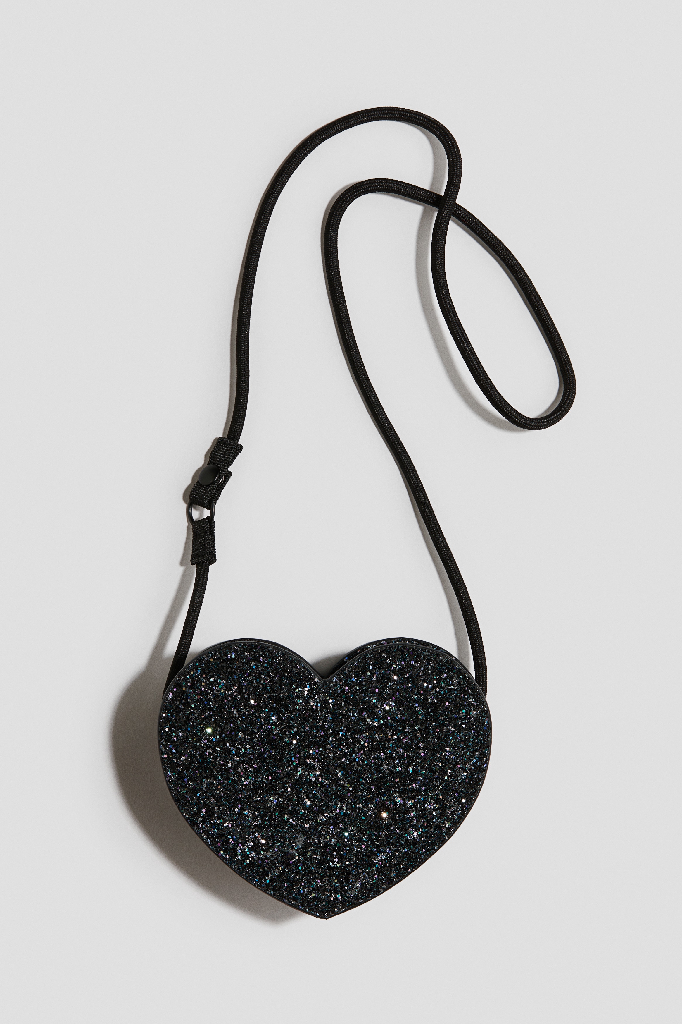 Heart-shaped crossbody bagModel