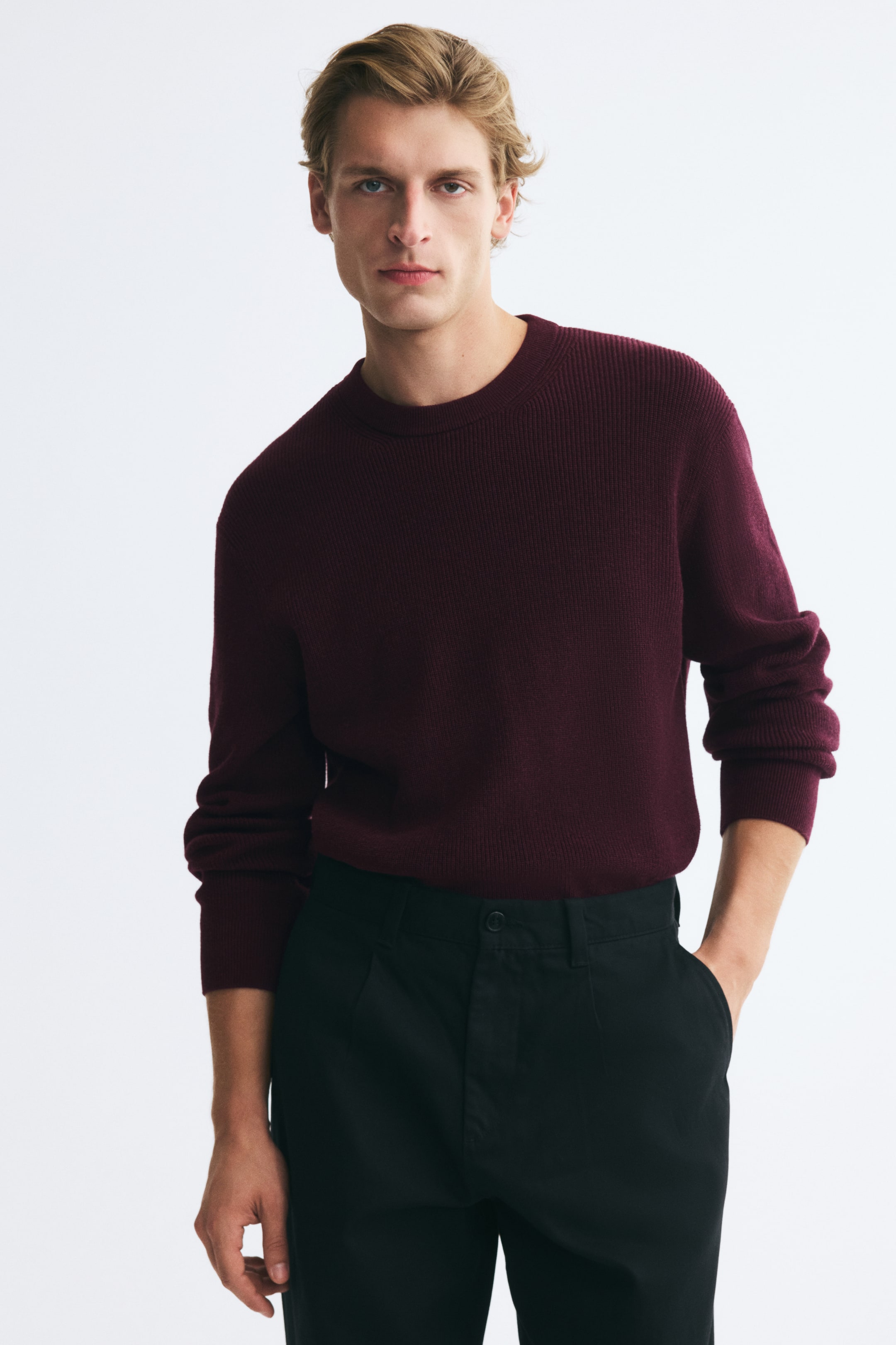 Visa större bild: Ribbstickad tröja i bomull Regular Fit - Mörkröd - HERR | H&M FI 1