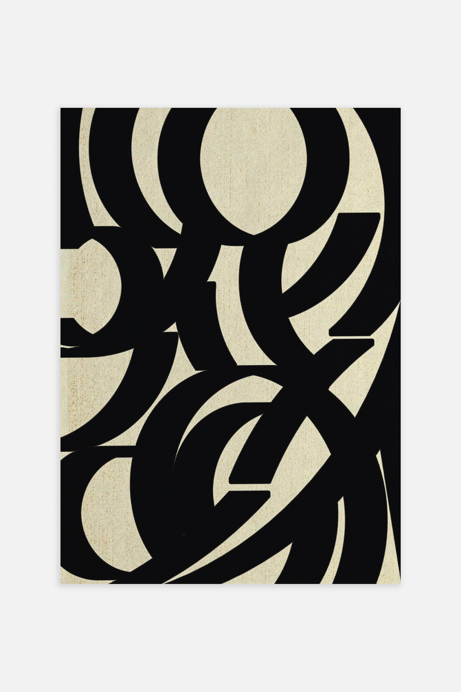 Ein rechteckiger gerahmter Kunstdruck mit einem abstrakten schwarz-beigen Grafikdesign aus sich kreuzenden geschwungenen Linien, eingefasst in einen hell eichenfarbenen Holzrahmen.