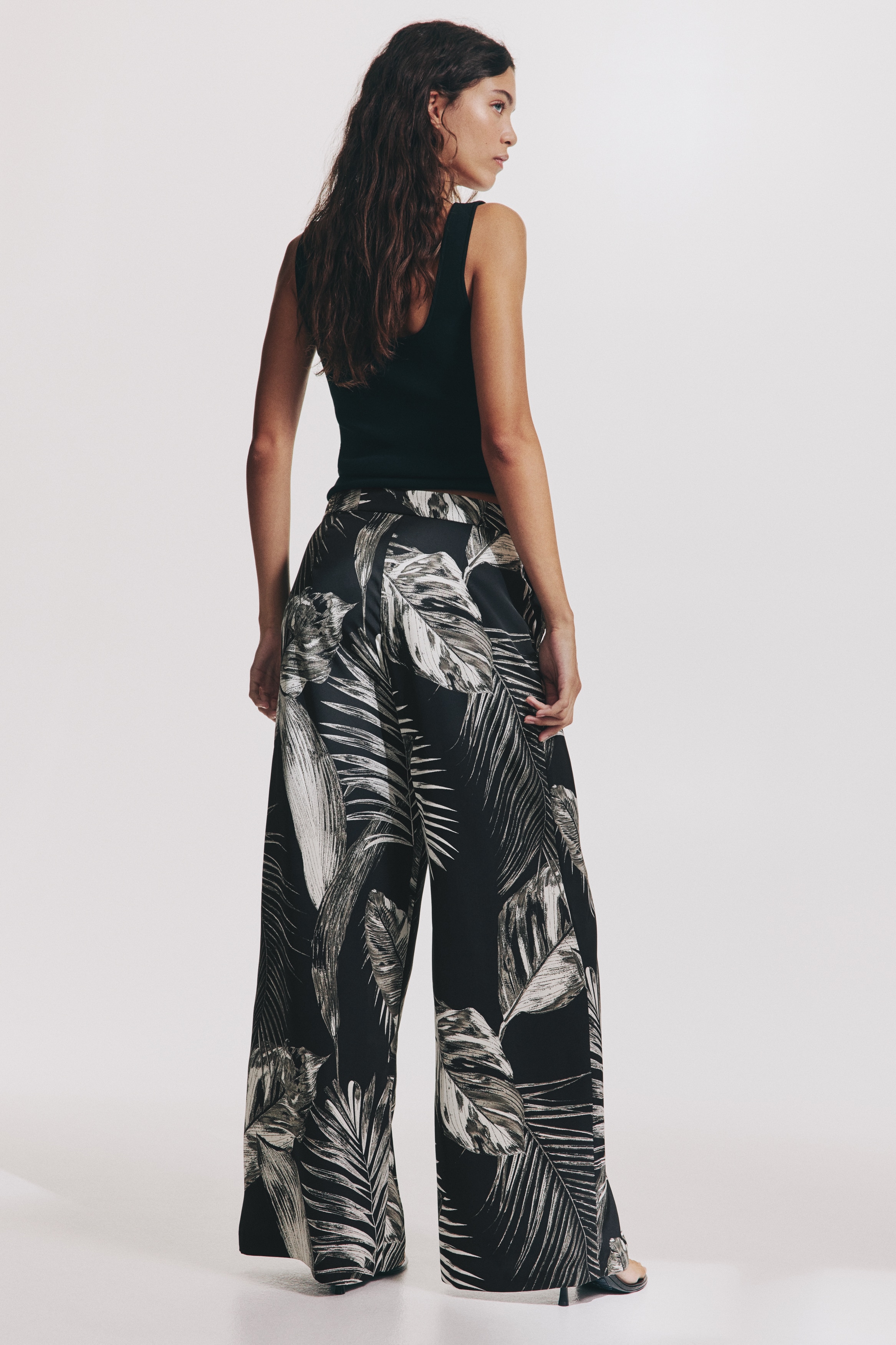 Wide tailored trousers