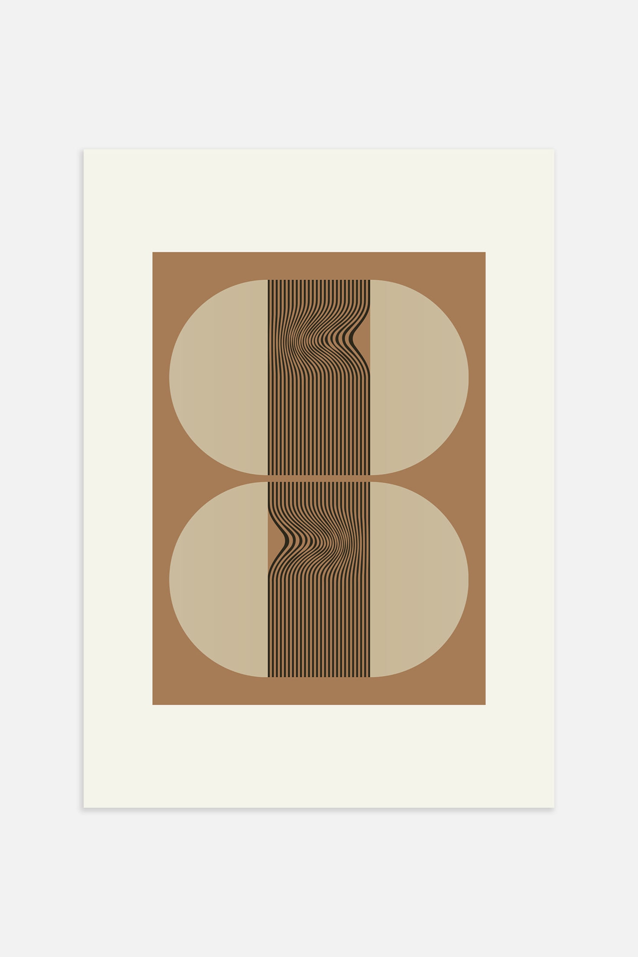 Visa större bild: En konsttryck som visar en vertikal abstrakt design med två staplade, ljusbeige ovala former på en brun bakgrund. Ett centralt vertikalt band av svarta linjer löper genom ovalerna och böjer sig i mitten av varje för att skapa en vågig optisk effekt.