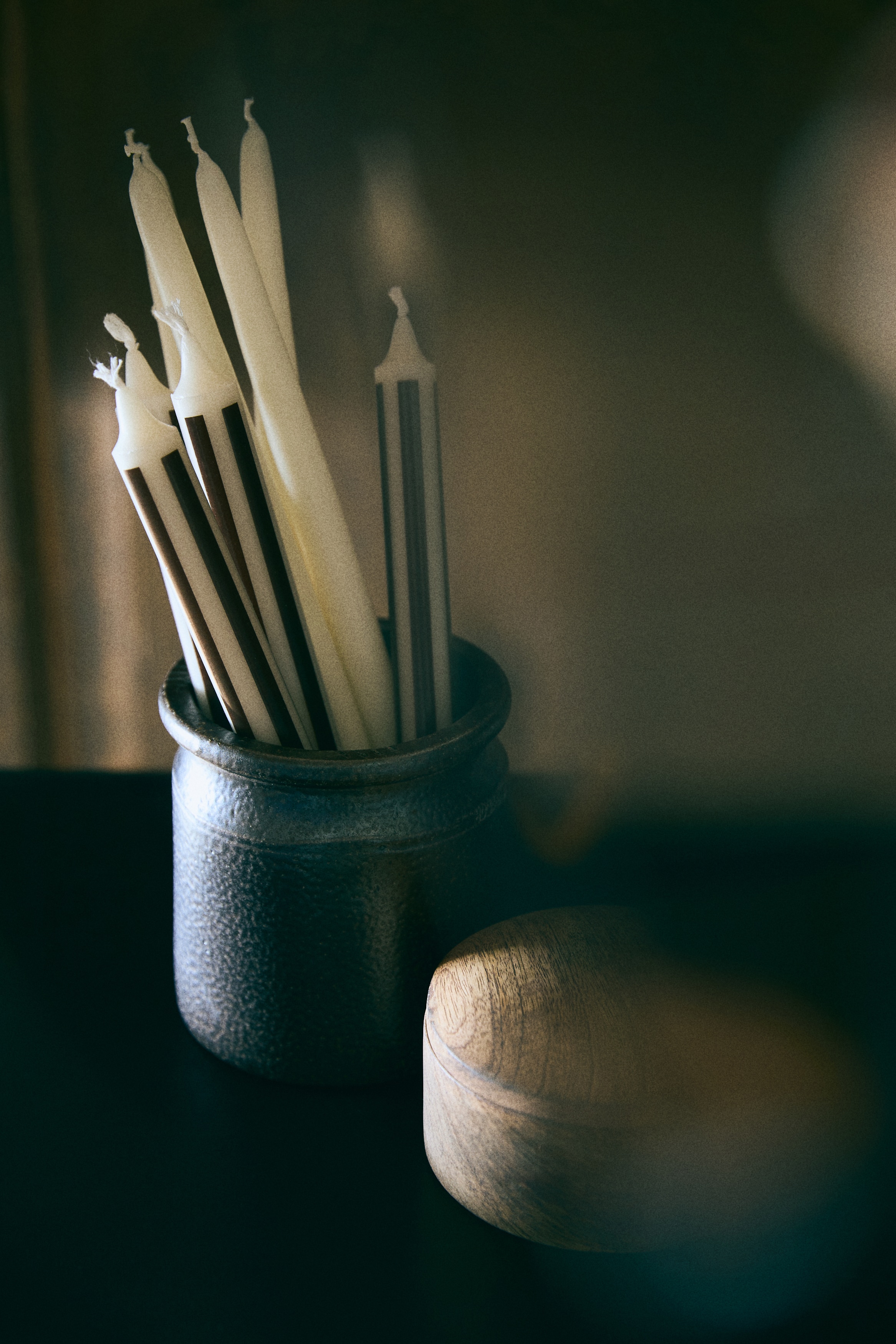 Lot de 2 bougies à motif - Marron foncé/Rose/nœuds/Doré/nœuds/Doré/rayé