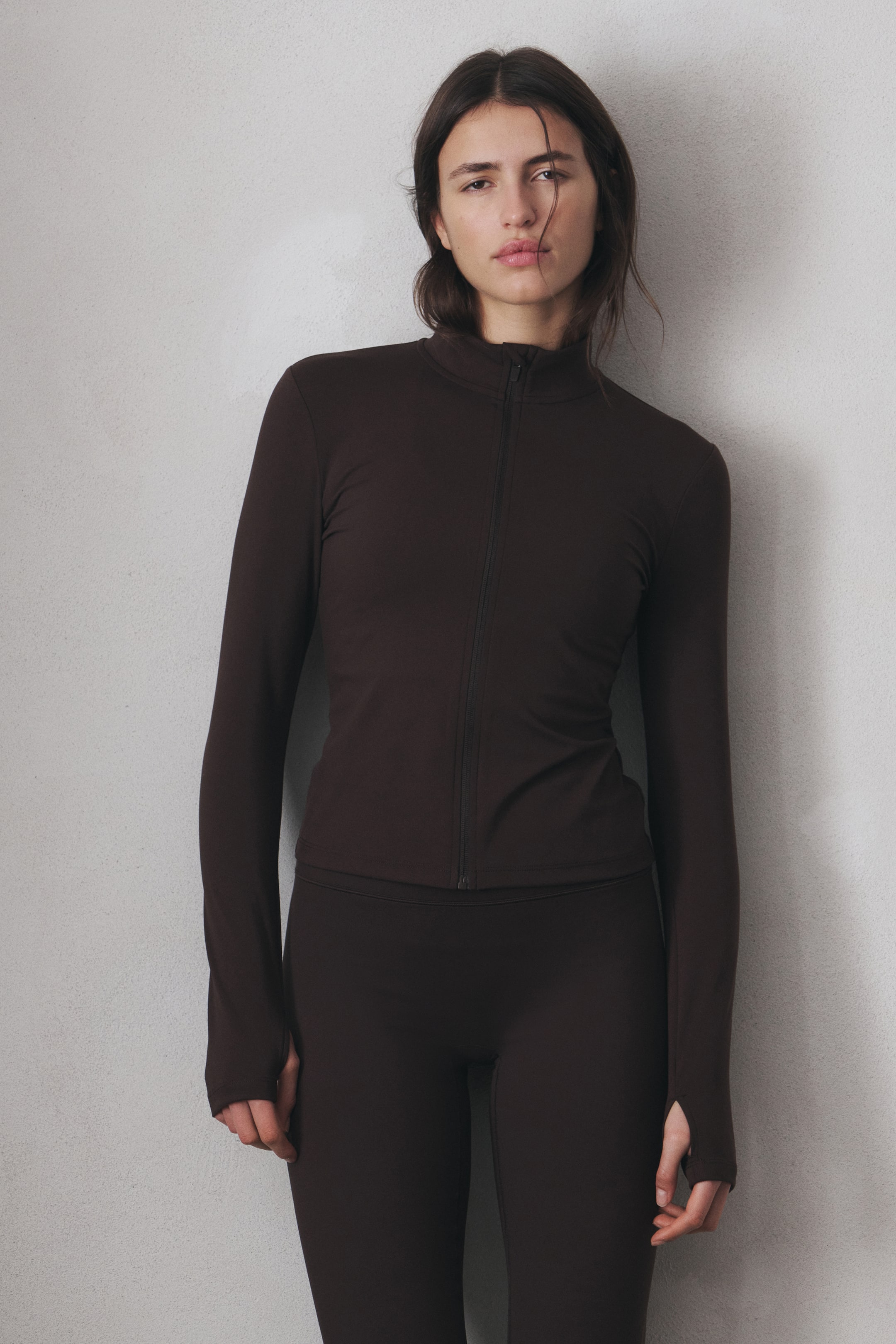 הצגת תמונה גדולה יותר: ז'קט ספורט עם רוכסן SoftMove™‎ - חום כהה - Ladies | H&M IL 1