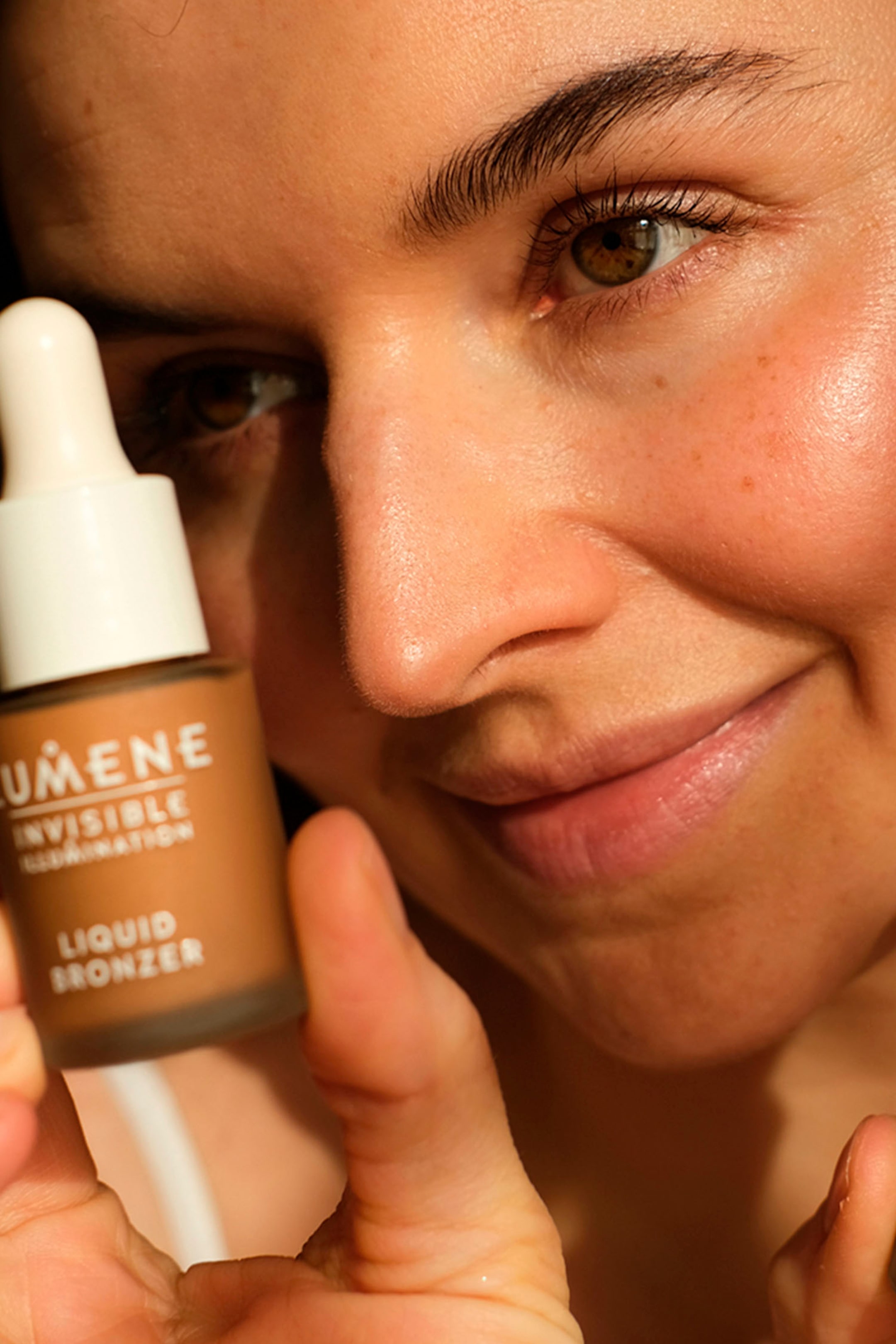 Vis større bilde: Invisible Illumination Liquid Bronzer - Bronze Summer Glow - Lumene - Beauty all | H&M NO 2