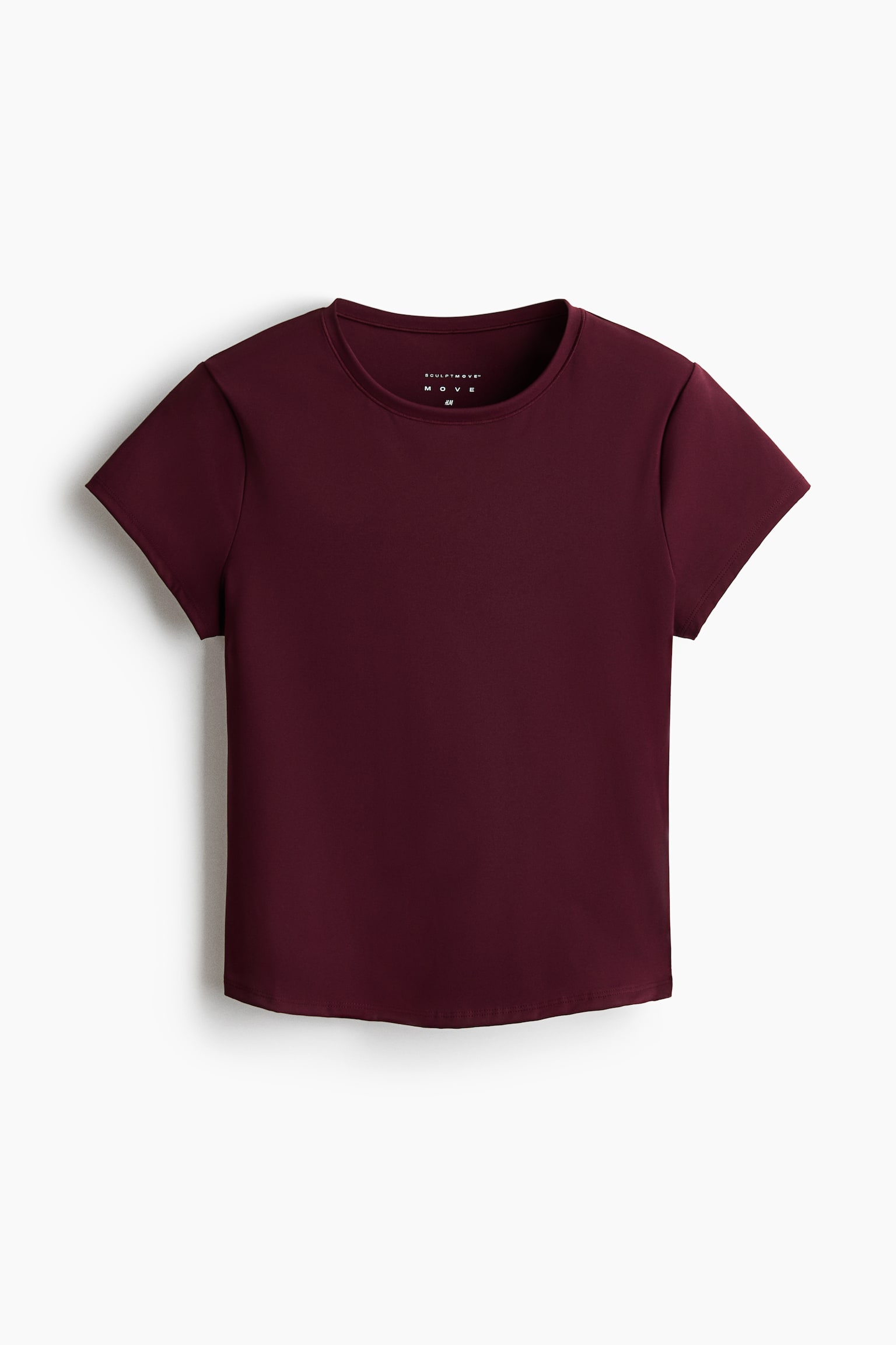 Un t-shirt bordeaux à manches courtes présente un col rond et une apparence lisse et ajustée, posé à plat vue de face, avec une petite étiquette de marque visible à l'intérieur du dos de l'encolure. - 1