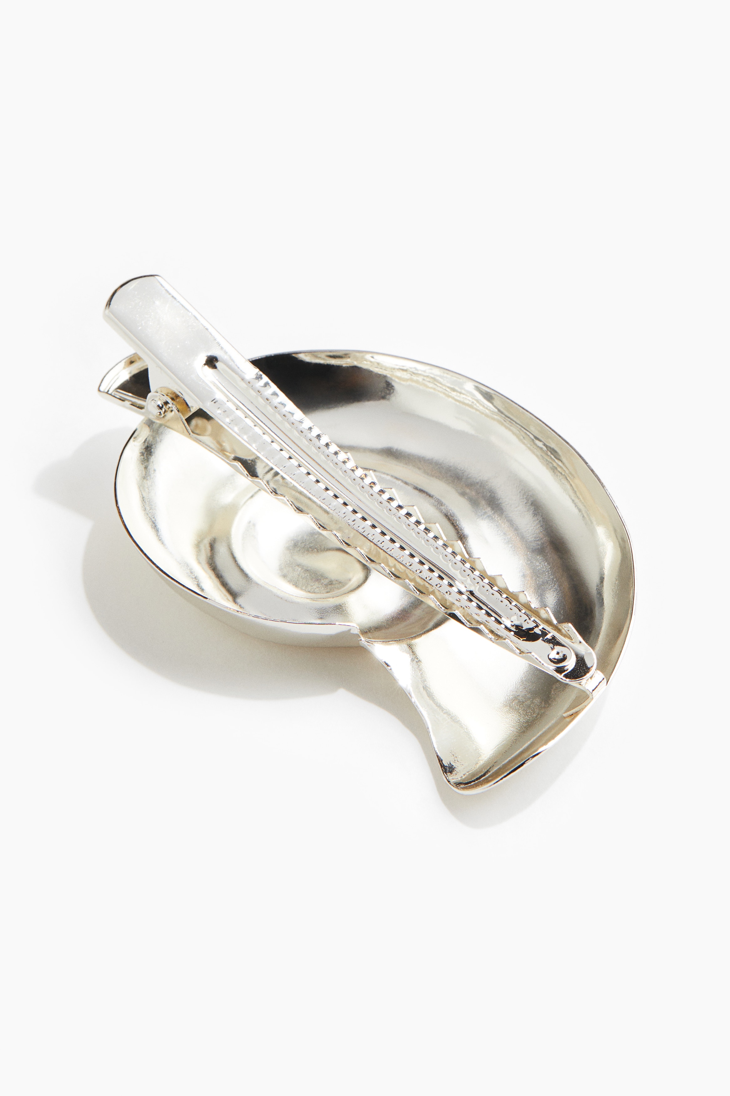 Seashell-shaped hair clip