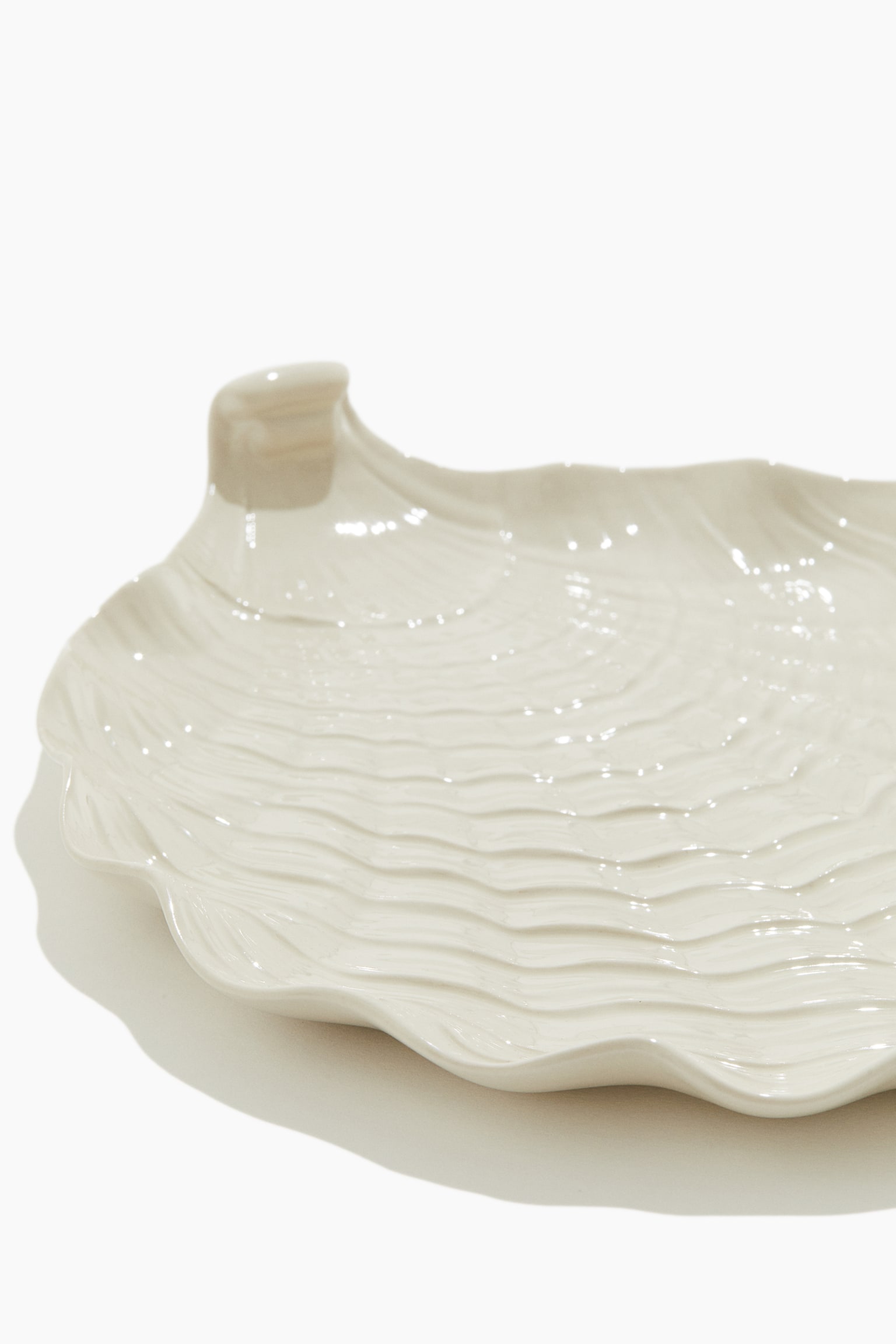 Shell-shaped serving plate - Natural white - 3