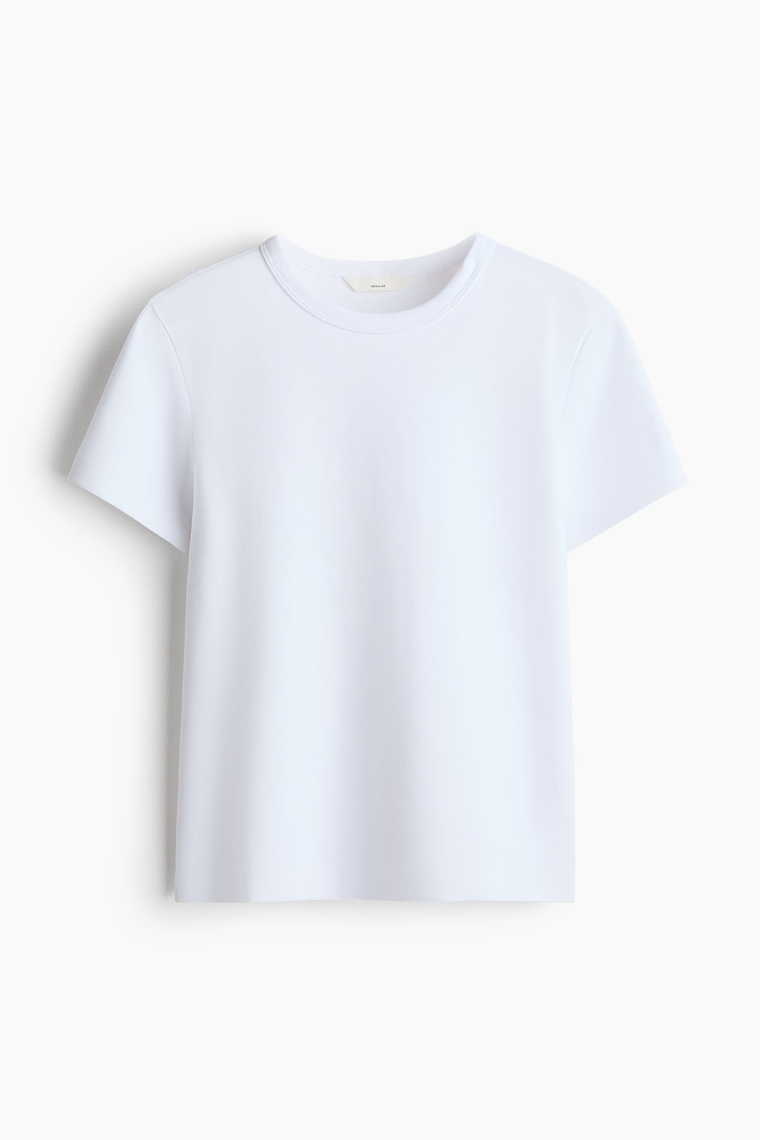 BiaÅy T-shirt z krÃ³tkim rÄkawem jest pokazany z przodu, prezentujÄc klasyczny prÄÅ¼kowany okrÄgÅy dekolt, prosty dÃ³Å i regularny fason.