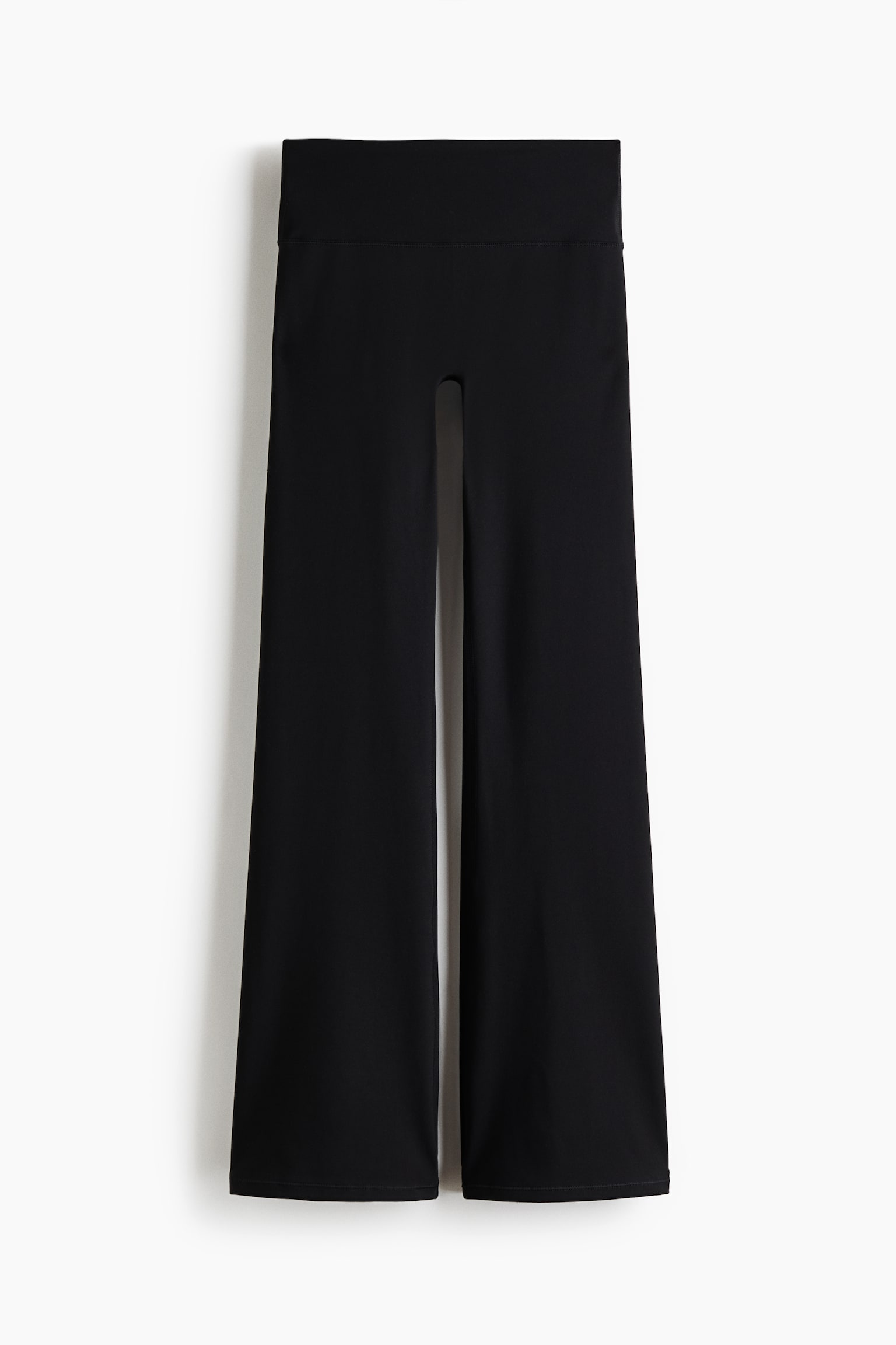 Eine schwarze Wide-Leg-Hose ist von vorne prÃ¤sentiert und verfÃ¼gt Ã¼ber einen hohen, breiten Bund sowie locker fallende, gerade Beine.