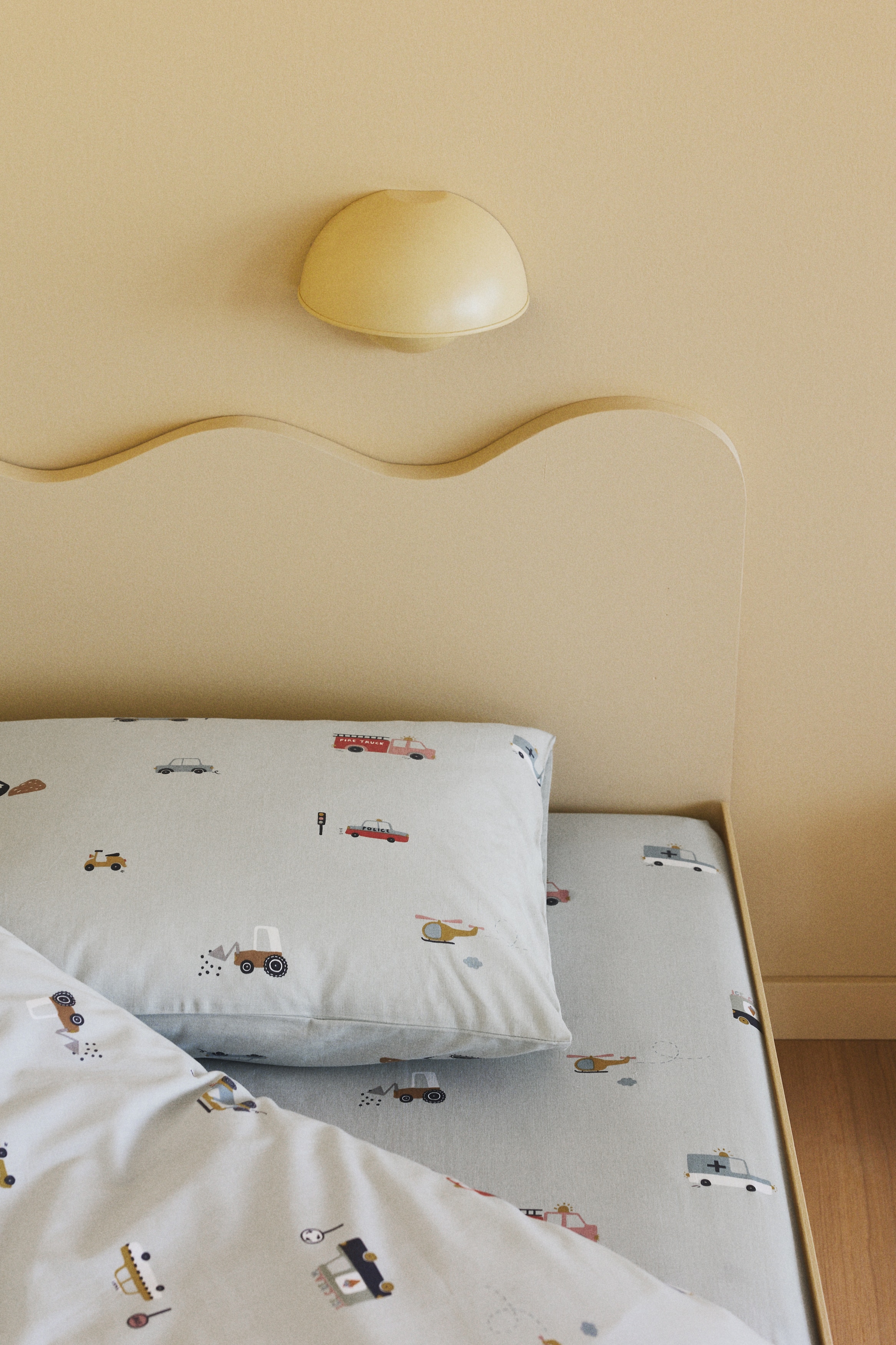 Drap-housse en coton à motif - Vert clair/véhicules/Taupe clair/fleuri/Rose/fleuri/Jaune clair/oranges/Bleu clair/poissons/Blanc/pois/Rose clair/fleuri/Vert/dinosaures/Crème/fleuri/Beige clair/licornes/Blanc/cœurs