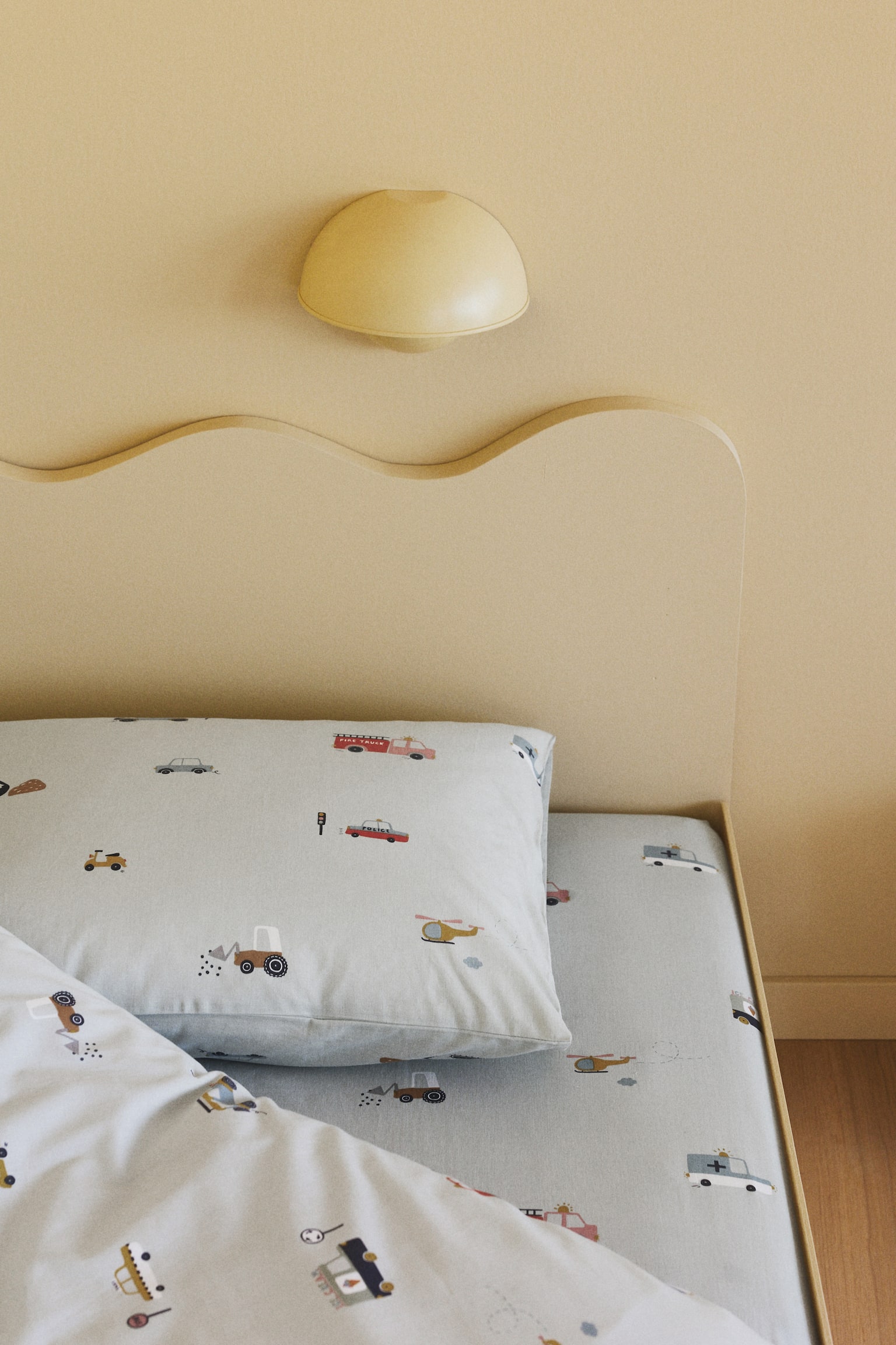 Drap-housse en coton à motif - Vert clair/véhicules/Beige clair/dinosaures/Beige clair/licornes/Rose/fleuri/Taupe clair/fleuri/Blanc/pois/Rose clair/fleuri/Blanc/cœurs/Jaune clair/oranges/Vert/dinosaures/Bleu clair/avions/Blanc/cerises - 1