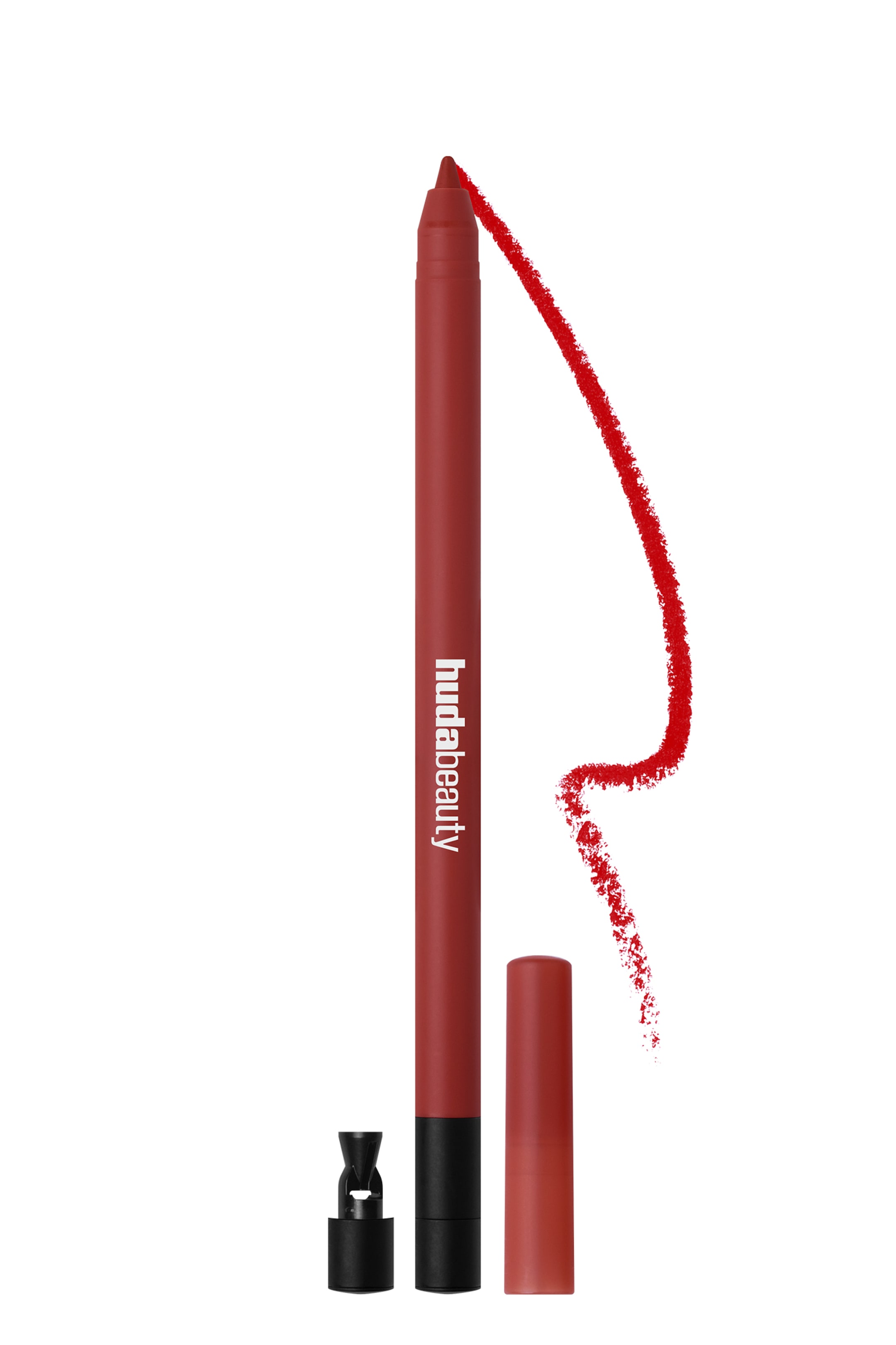 Näytä suurempi kuva: Lip Contour 2.0 Automatic Lip Pencil on pystyasennossa, ja siinä on mattapunainen runko, jossa on valkoinen "hudabeauty"-logo, esillä oleva punainen kärki sekä siihen sopiva korkki ja pieni musta teroitin irrotettuna tyvestä. Huulirajauskynän teksturoitu, aaltoileva punainen veto kaartuu alaspäin kynän kärjestä.