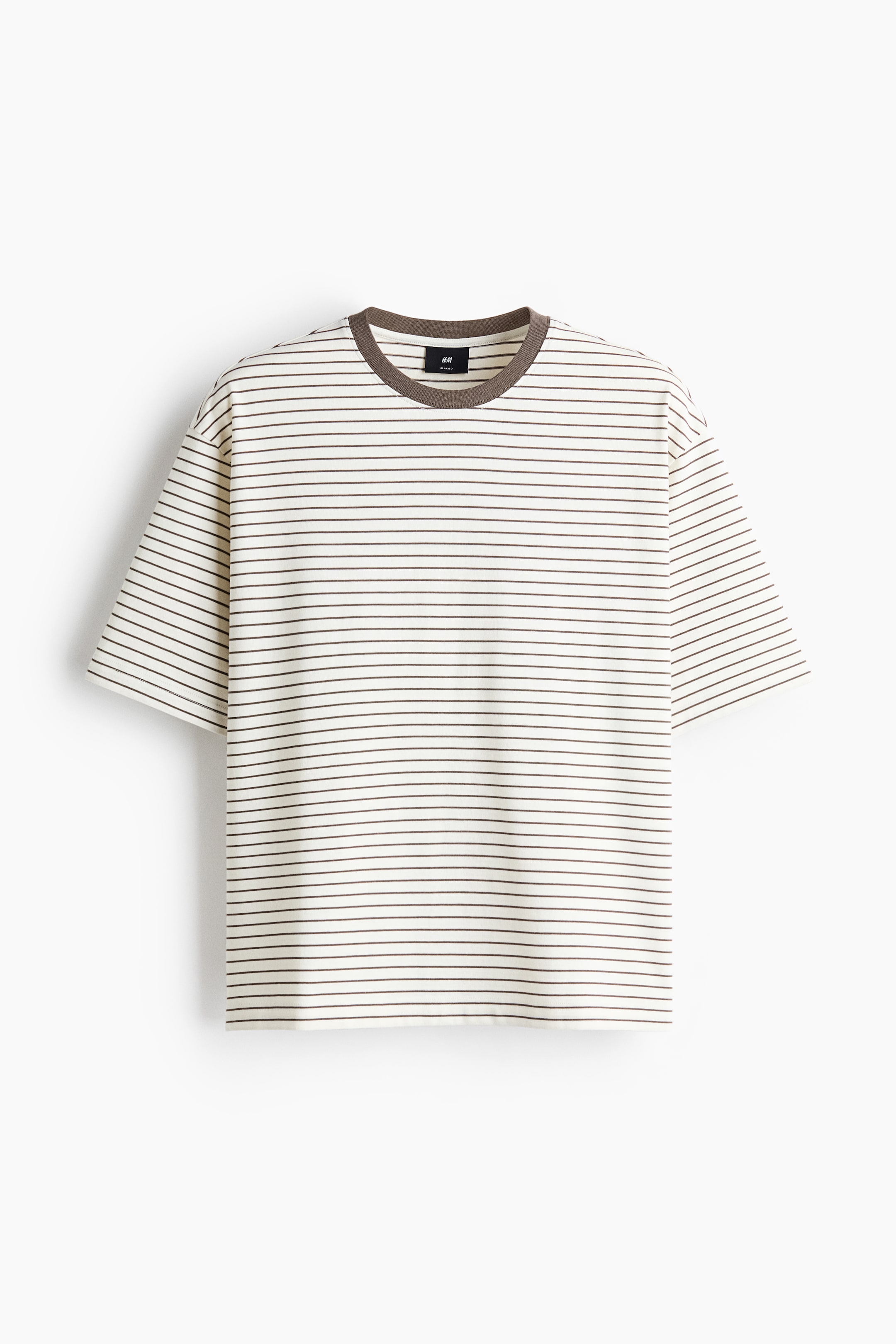 Agrandir l'image: Un T-shirt de style boxy présente son devant, arborant une base crème avec de fines rayures horizontales marron foncé. Il est conçu avec un col rond à bord-côte marron foncé, des épaules tombantes et un ourlet droit, affichant une coupe décontractée.