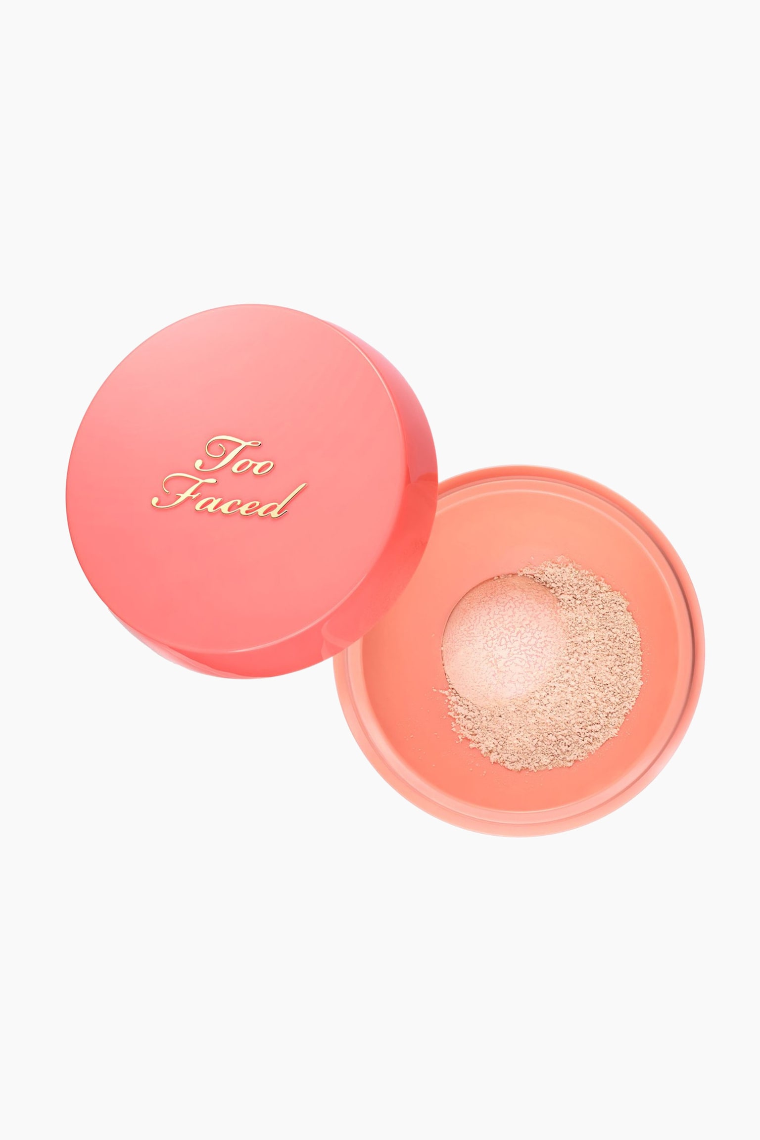 Peach Perfector Blurring Loose Setting Powder stÃ¥r Ã¥pen i et ovenfra-bilde, og viser en rund beholder i ferskenfarge ved siden av det avtakbare, blanke korallrosa lokket med den gylne Â«Too FacedÂ»-logoen. Beholderen viser et fint, lysbeige pudder som er synlig gjennom en nettsil med en hevet sentral kuppel. - 1
