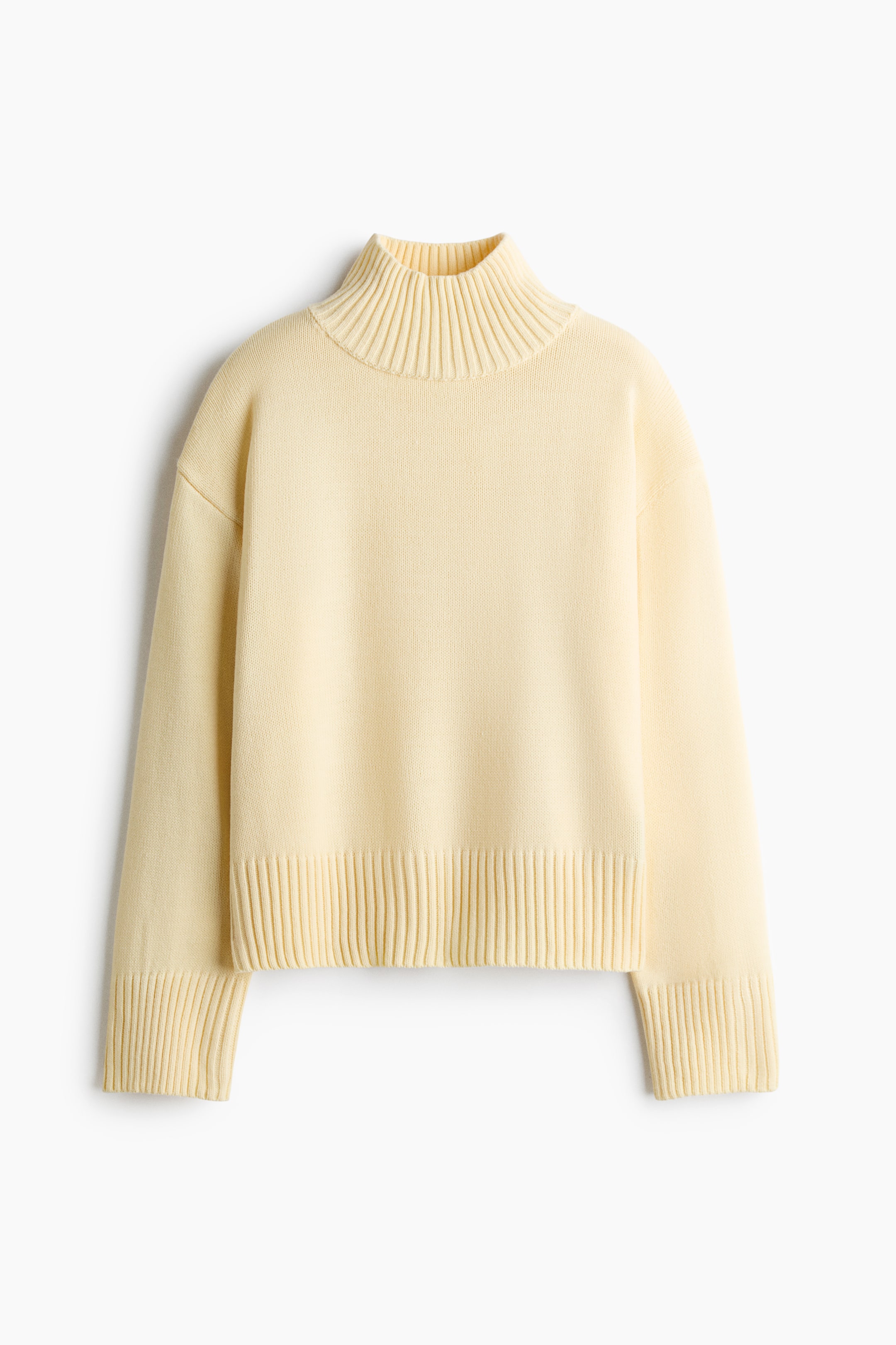 Voir une image plus grande: Un chandail en tricot jaune pâle est suspendu de face, mettant en valeur un col montant côtelé à effet faux col roulé et des épaules tombantes. Ce chandail à coupe décontractée présente de larges poignets côtelés et un ourlet côtelé assorti.