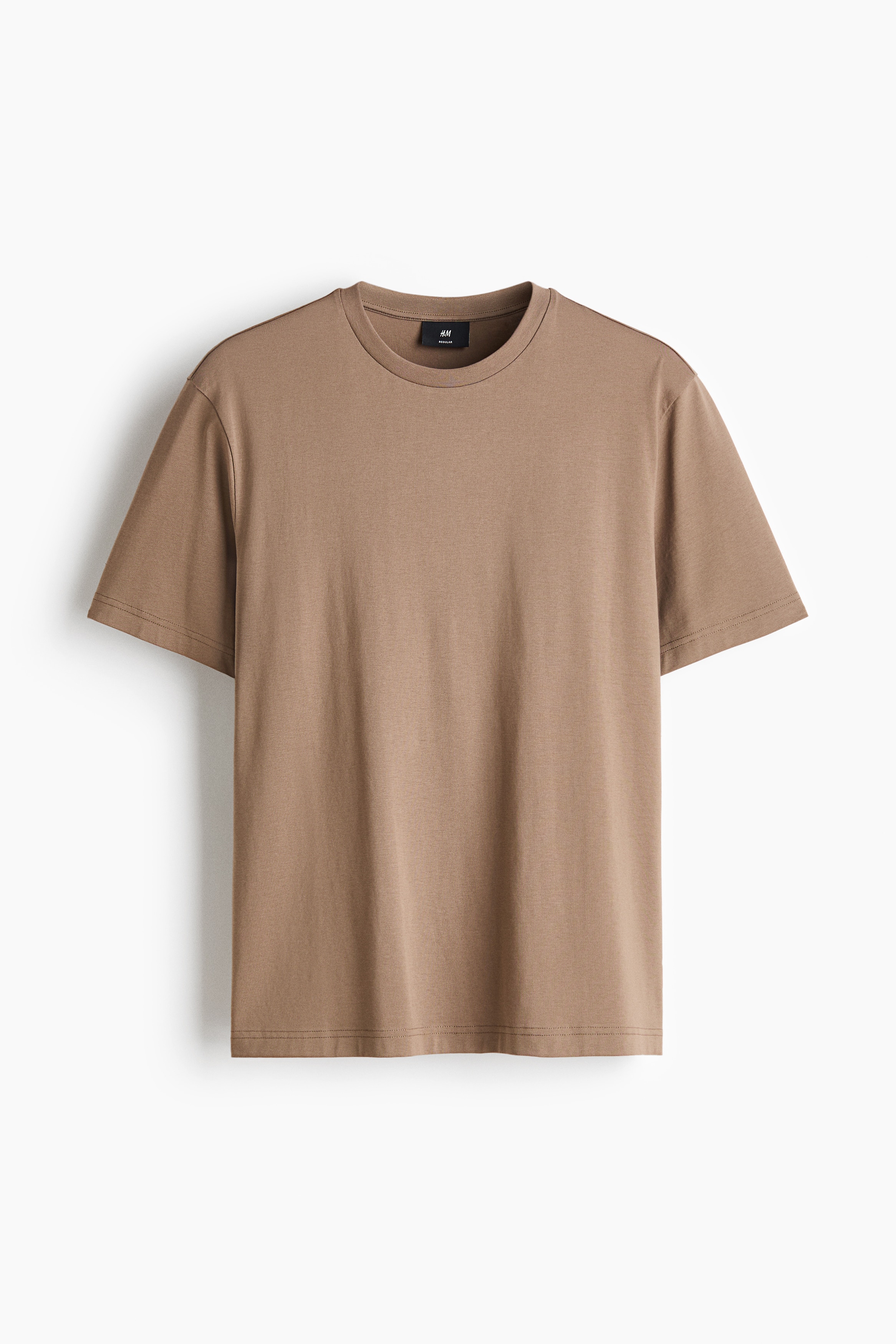 Ein hellbraunes T-Shirt in regulÃ¤rer Passform hÃ¤ngt nach vorne ausgerichtet und verfÃ¼gt Ã¼ber einen gerippten Rundhalsausschnitt, kurze Ãrmel und einen geraden, doppelt genÃ¤hten Saum.