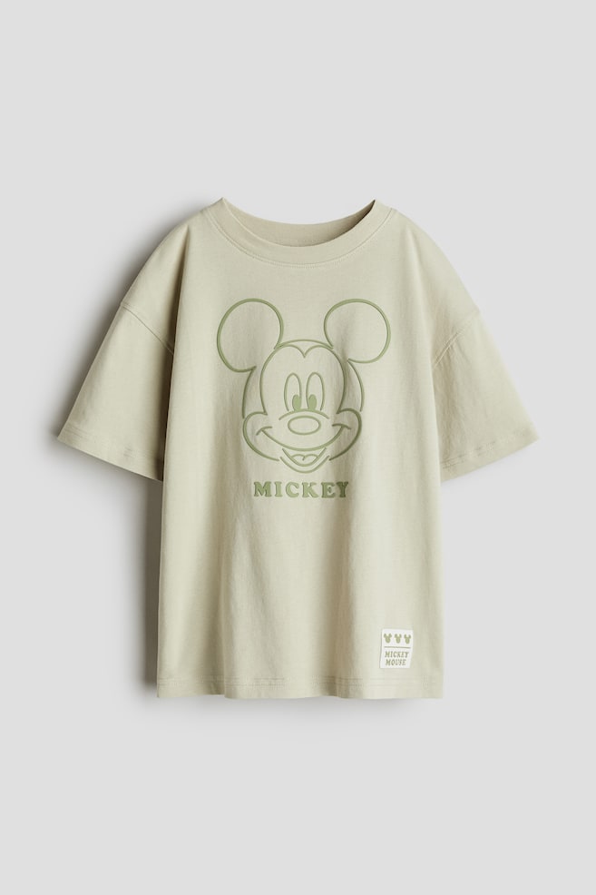 Oversized T-shirt med tryk - Lys kakigrøn/Mickey Mouse/Mørkegrå/Marvel Comics/Mørkegrøn/Minecraft/Lysegrå/Jurassic World/Creme/Mickey Mouse/Beige/Hot Wheels/Støvet turkis/Biler/Hvid/Hot Wheels/Sort/UEFA Champions League® - 1