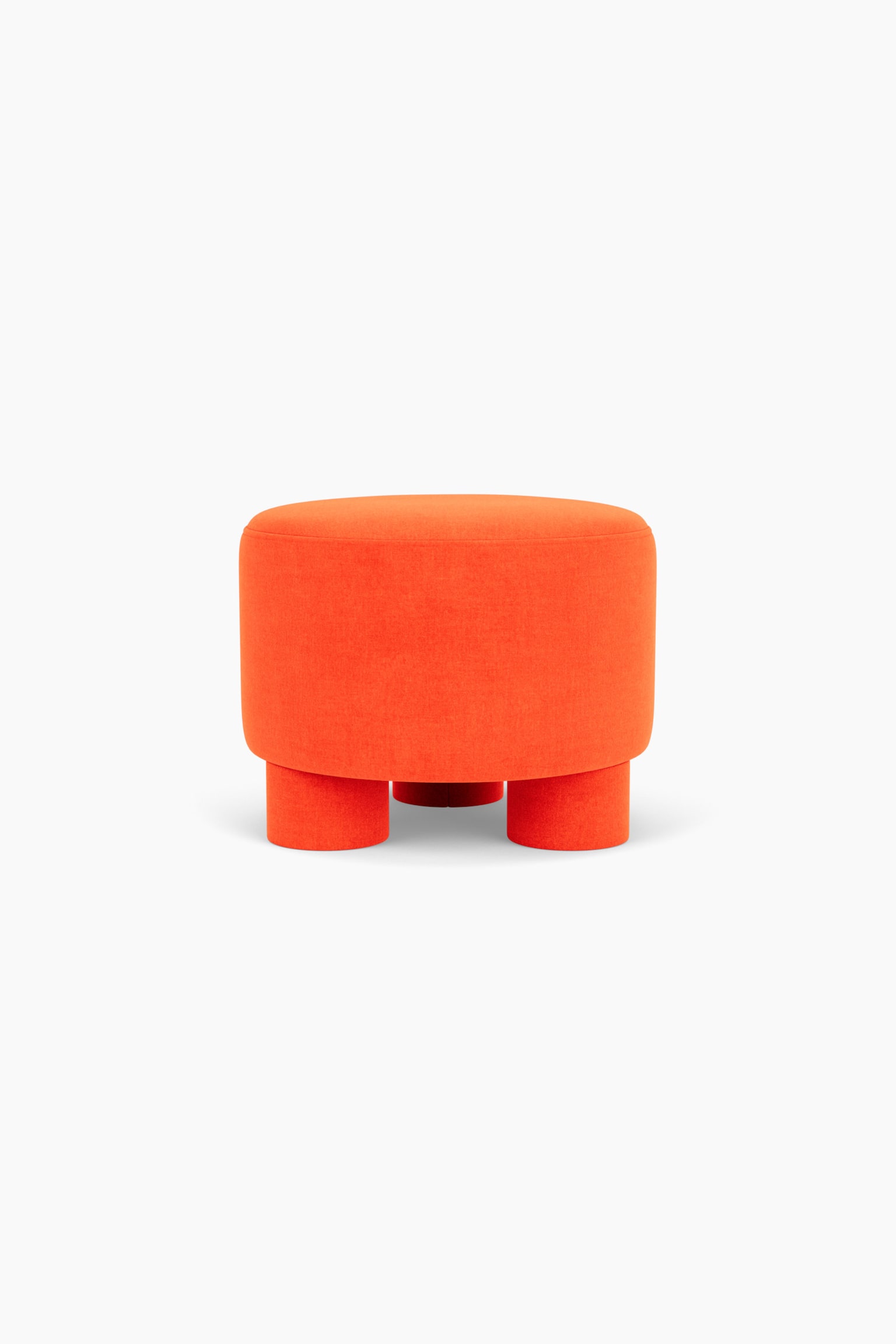 En rund, klar orange polstret puf stÃ¥r pÃ¥ tykke, cylindriske ben. Hele mÃ¸blet er betrukket med et tekstureret, flÃ¸jlsagtigt stof, der fremhÃ¦ver dets robuste og symmetriske design set forfra. - 1