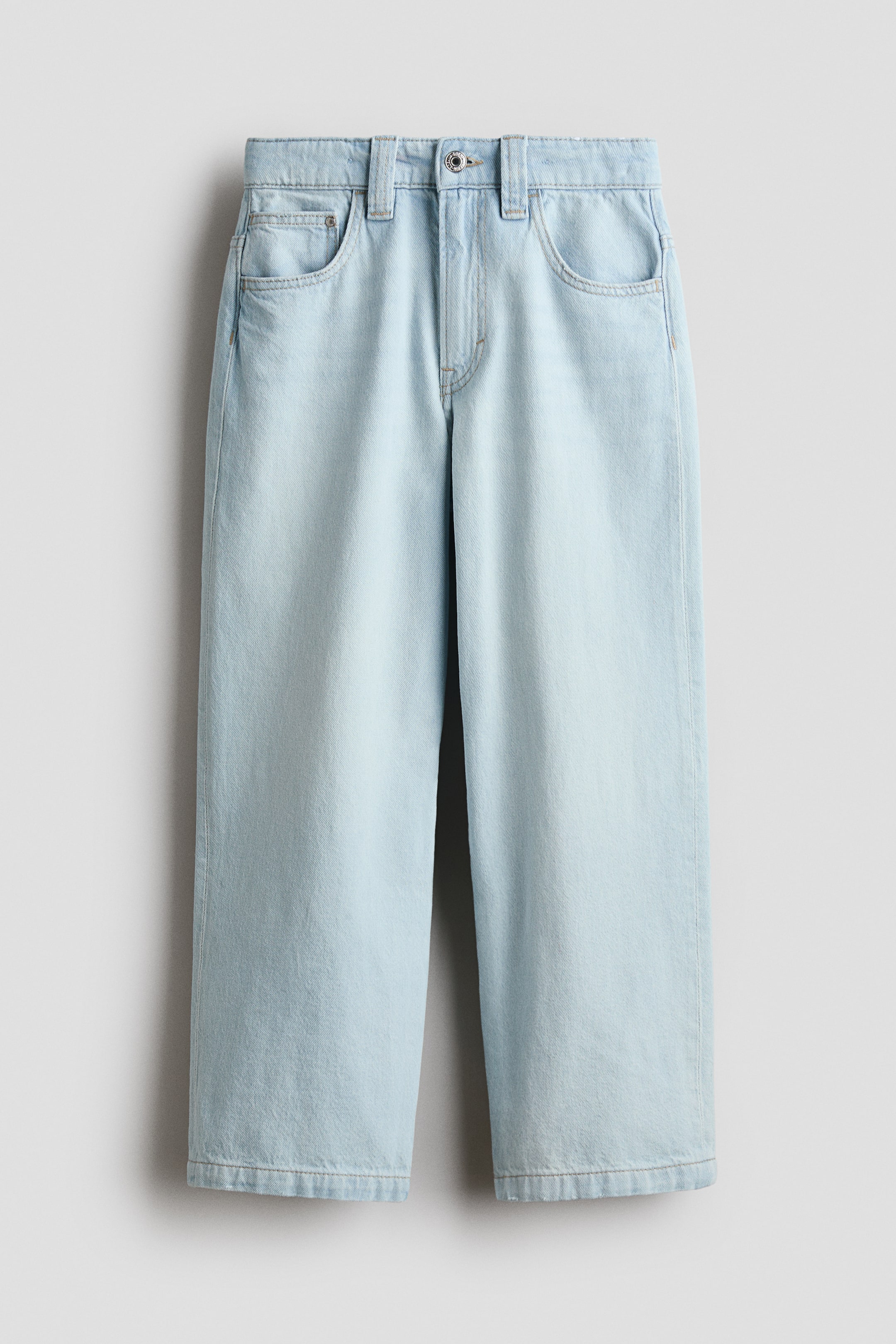 Größeres Bild ansehen: 5-Pocket-Jeans in hellblau gewaschenem Denim präsentieren eine Vorderansicht und zeichnen sich durch eine lockere Passform an Hüfte und Oberschenkel mit weitem Bein aus. Sie verfügen über einen Knopfverschluss, einen Reißverschluss und zwei Vordertaschen einschließlich einer Münztasche.