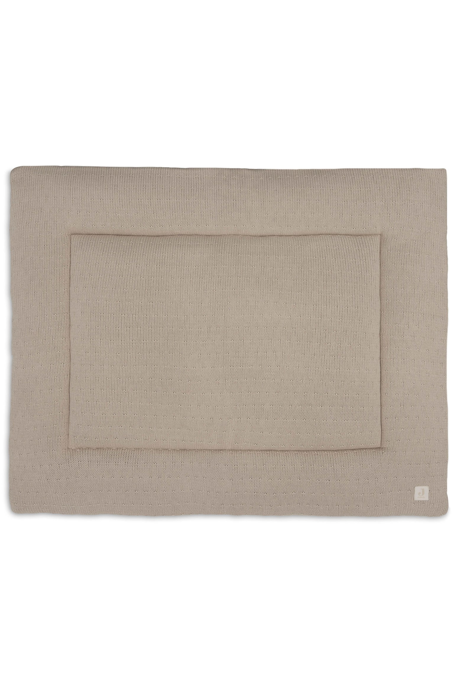Eine rechteckige, sandfarbene Laufstallmatte liegt flach aus und zeigt ihre feine Strickstruktur sowie einen erhÃ¶hten, rechteckigen Steppbereich in der Mitte. Ein kleines, quadratisches Markenlabel ist in der unteren rechten Ecke angenÃ¤ht.