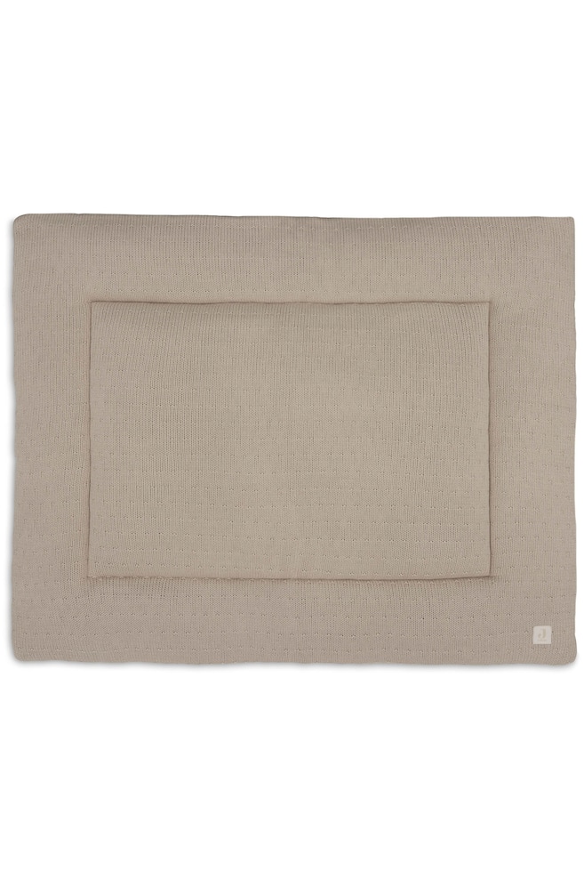 Eine rechteckige, sandfarbene Laufgittermatte liegt flach aus und zeigt ihre feine Strickstruktur sowie einen erhÃ¶hten, rechteckig abgesteppten Bereich in der Mitte. Ein kleines, quadratisches Markenetikett ist in der unteren rechten Ecke aufgenÃ¤ht. - 1