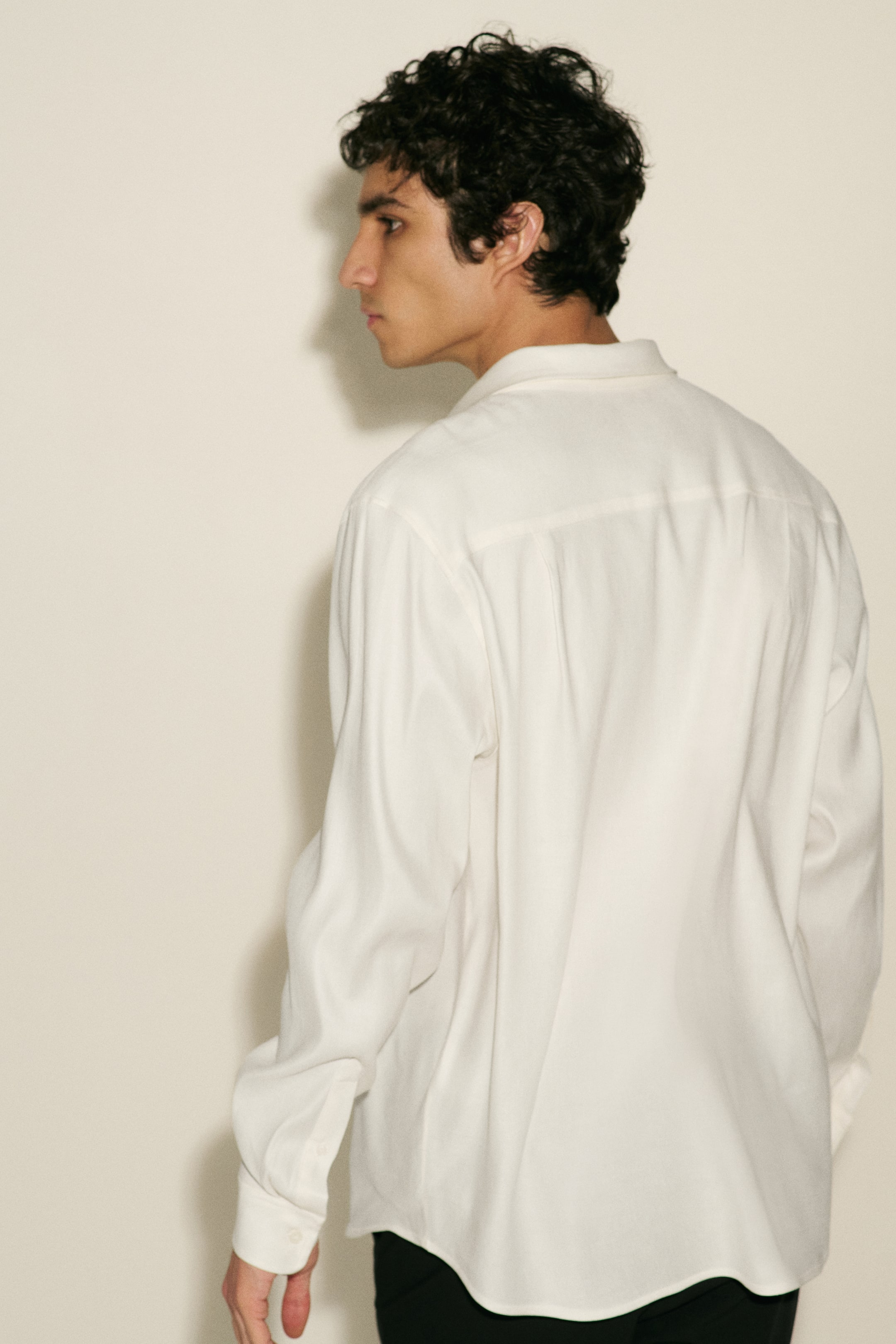 Мужские рубашки H&M Easy-Care Regular-Fit Linen-Blend Shirt — фото 6