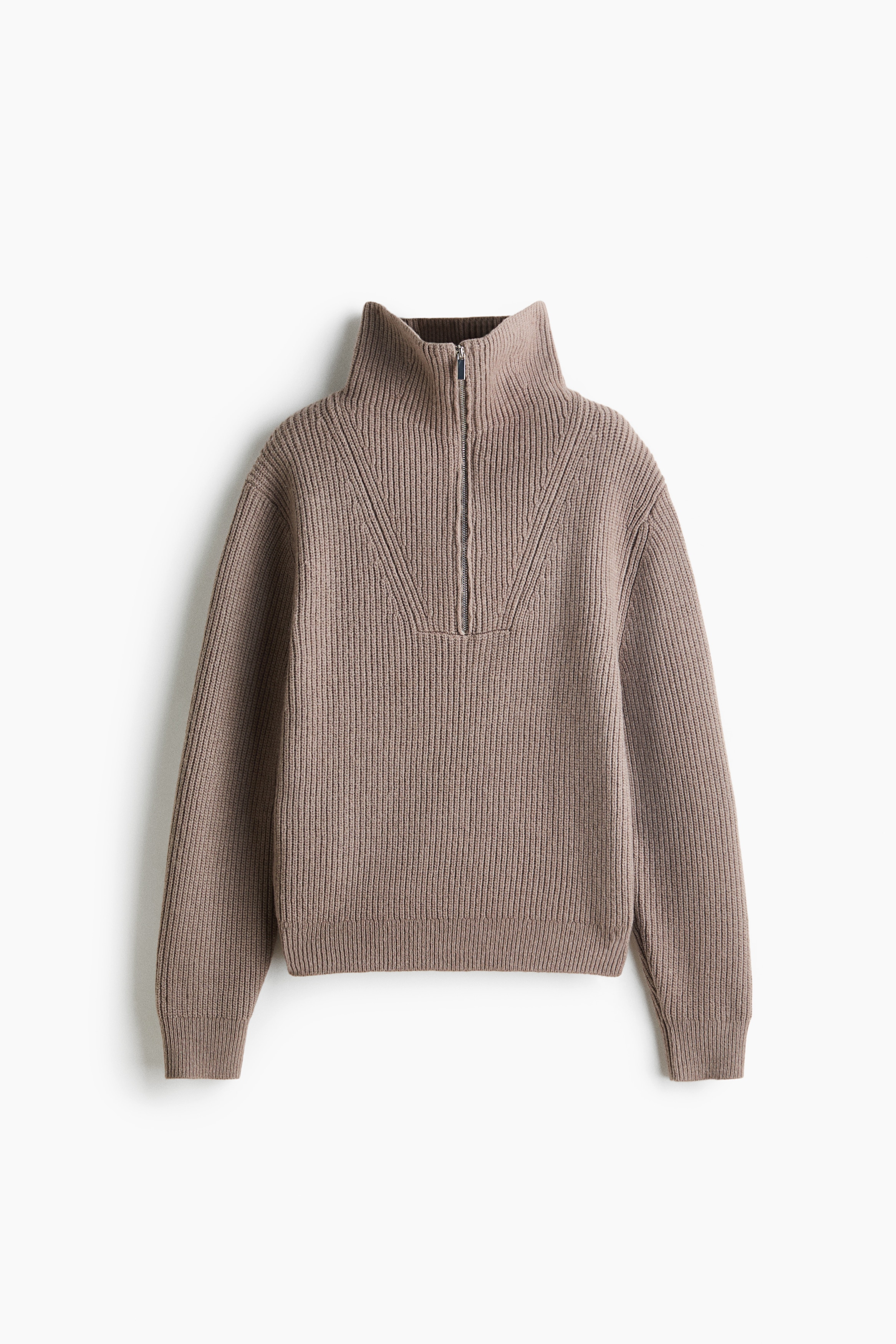 Un maglione in maglia a coste di colore marrone taupe Ã¨ indossato dalla modella con le braccia incrociate, sopra una T-shirt bianca e jeans blu. Il maglione presenta un colletto con mezza zip lasciata aperta, maniche lunghe con polsini a coste e un orlo a coste.
