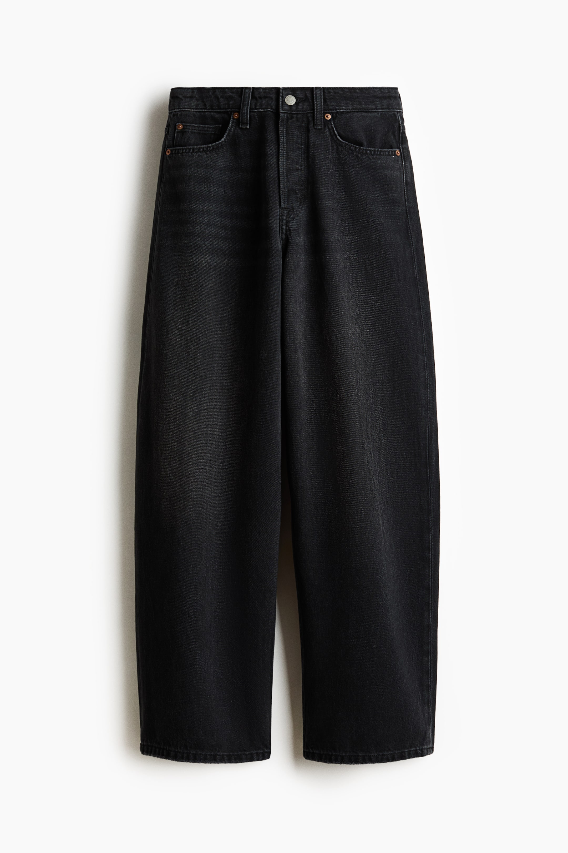 Grotere afbeelding bekijken: Zwarte 5-pocket denim jeans worden van voren gepresenteerd, met een normale taille en een knoopsluiting. Ze zijn ontworpen met een rechte pijp en hebben een losse pasvorm van de taille tot de heup en een baggy pasvorm van de dij tot de zoom.