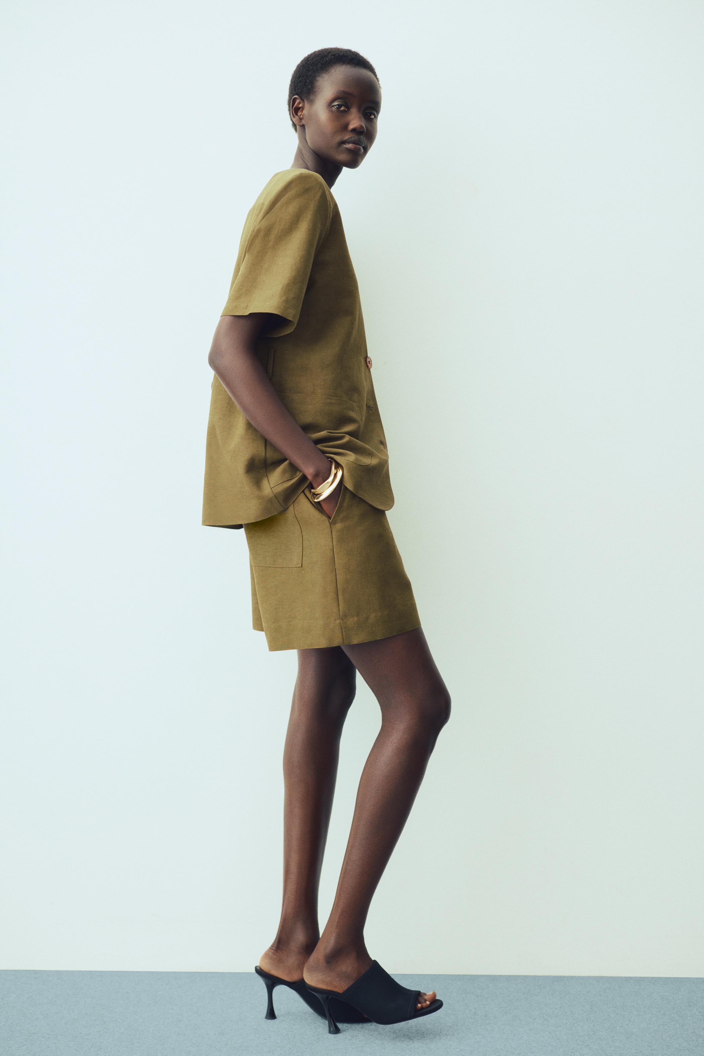 Linen-blend shorts - Dark khaki green/Cream
