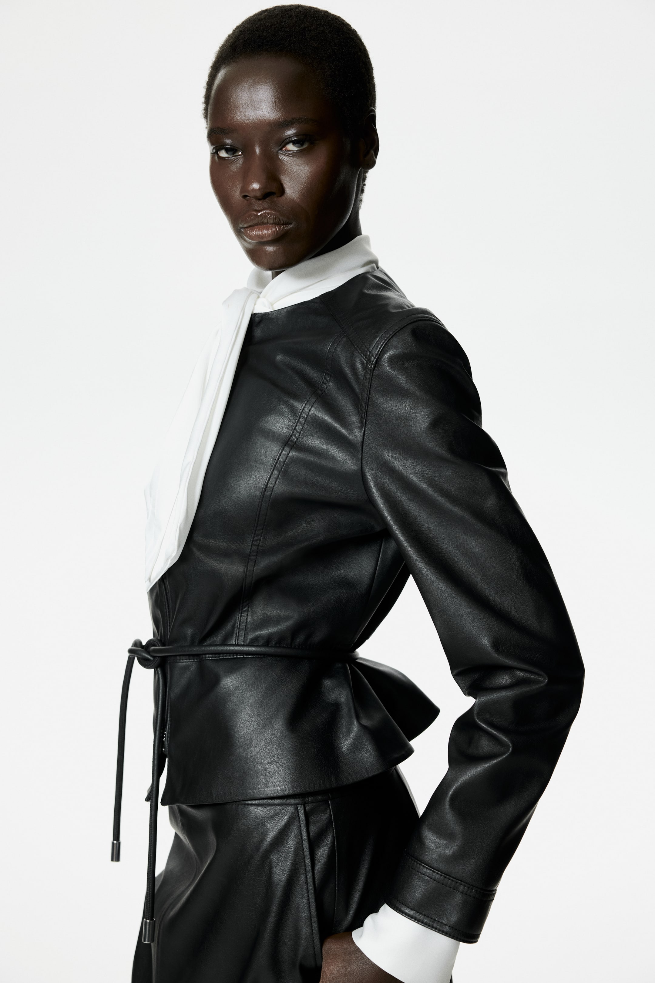 Женские куртки H&M Coated Peplum Jacket — фото 7