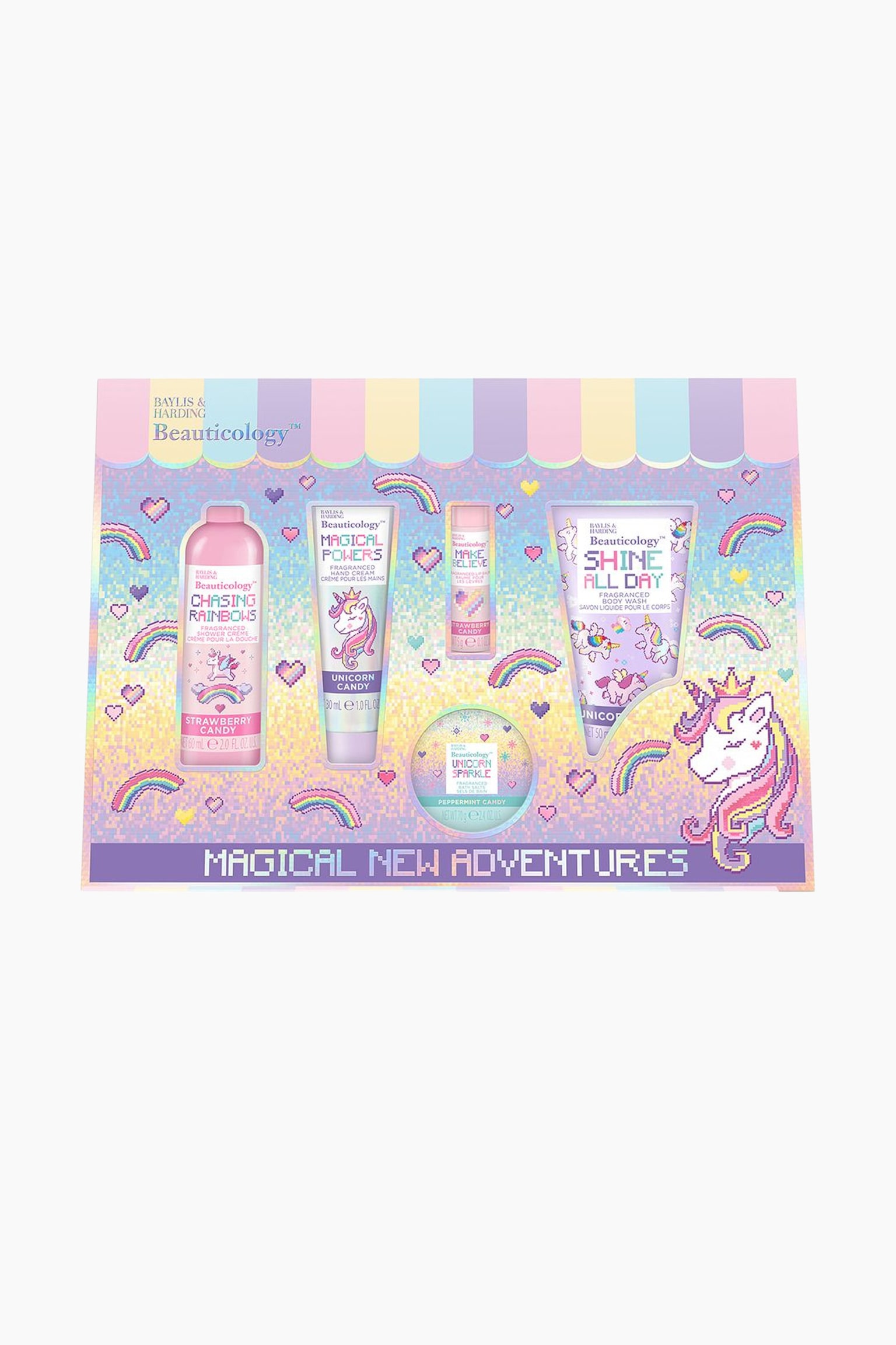 Det Magical New Adventures gavesÃ¦t prÃ¦senterer en frontvendt visning af fem bade- og kropsprodukter arrangeret i en pastelfarvet Ã¦ske med pixelart-tema. Emballagen har et stribet markisedesign Ã¸verst og fremviser en shower creme, hÃ¥ndcreme, lÃ¦bepomade, badesalt og body wash dekoreret med pixelerede enhjÃ¸rninger, regnbuer og hjerter. - 1