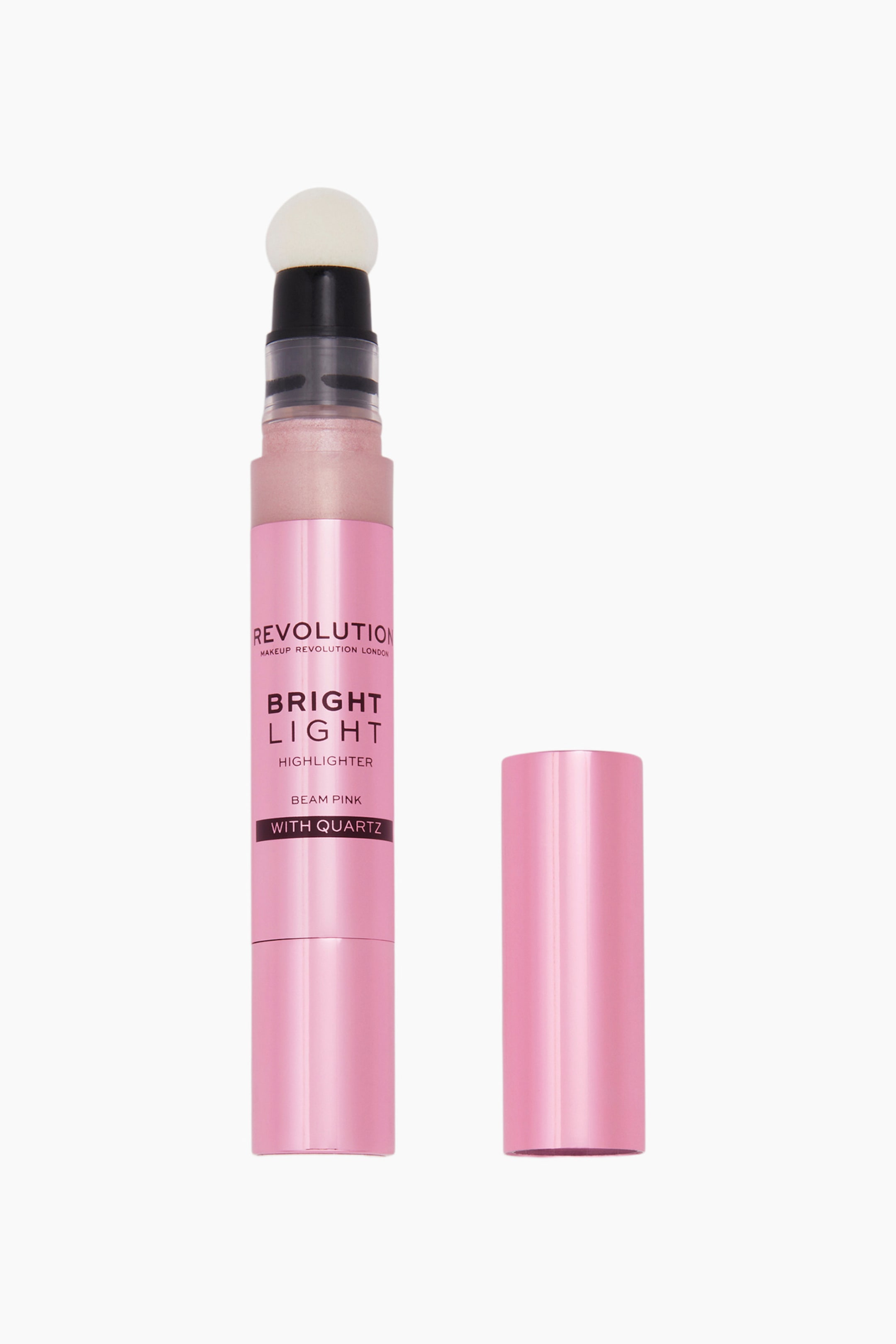 Visa större bild: En rosa Revolution Bright Light Highlighter-sticka står upprätt bredvid sitt avtagna metalliskt rosa lock. Highlighter-verktyget visar en rundad, vit svampapplikator upptill, en genomskinlig del som avslöjar den skimrande rosa produkten, samt en metalliskt rosa kropp med svart tryckt text.