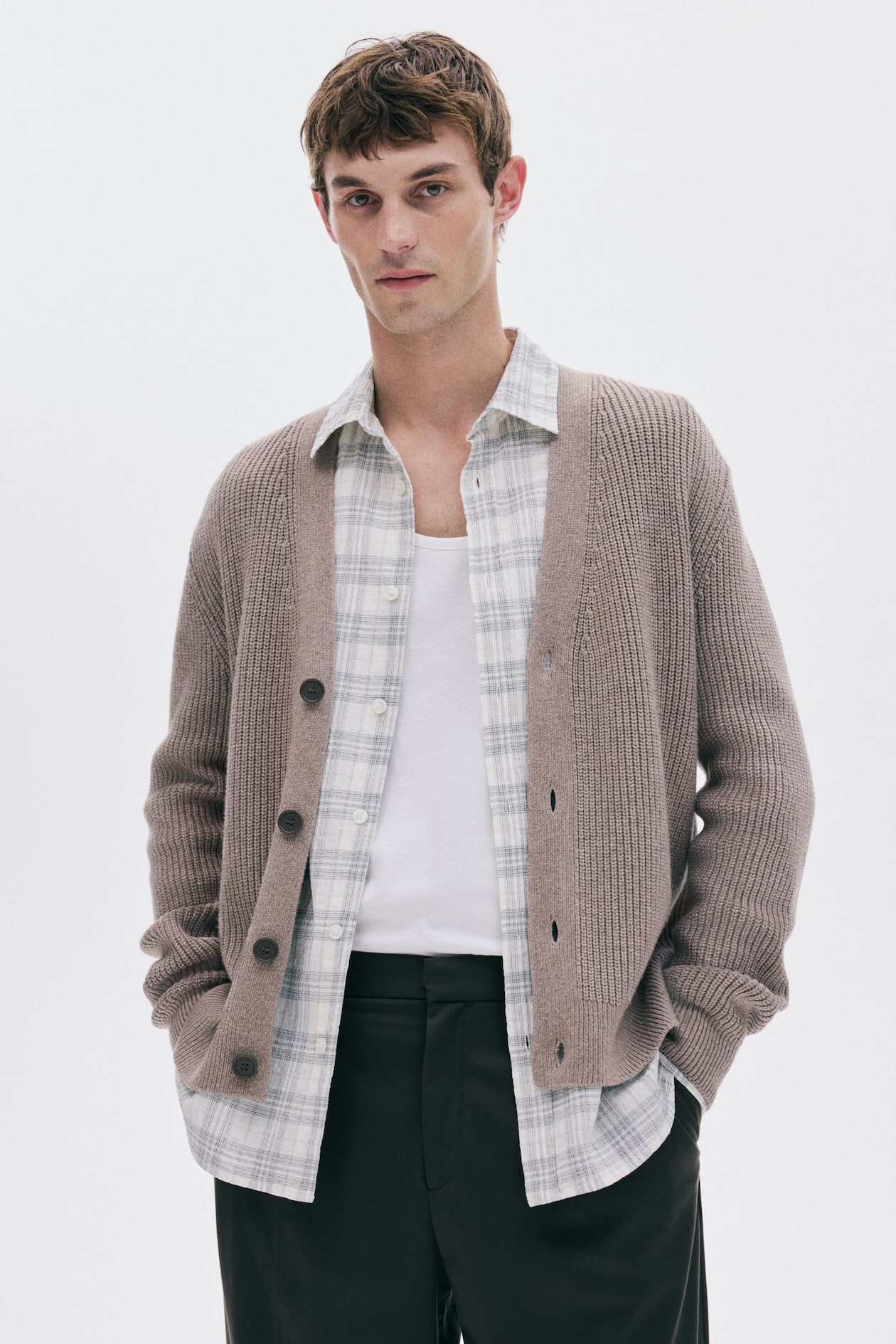 Cashmere Cropped Strickjacke Sneakers Outfit Graue Strickjacke