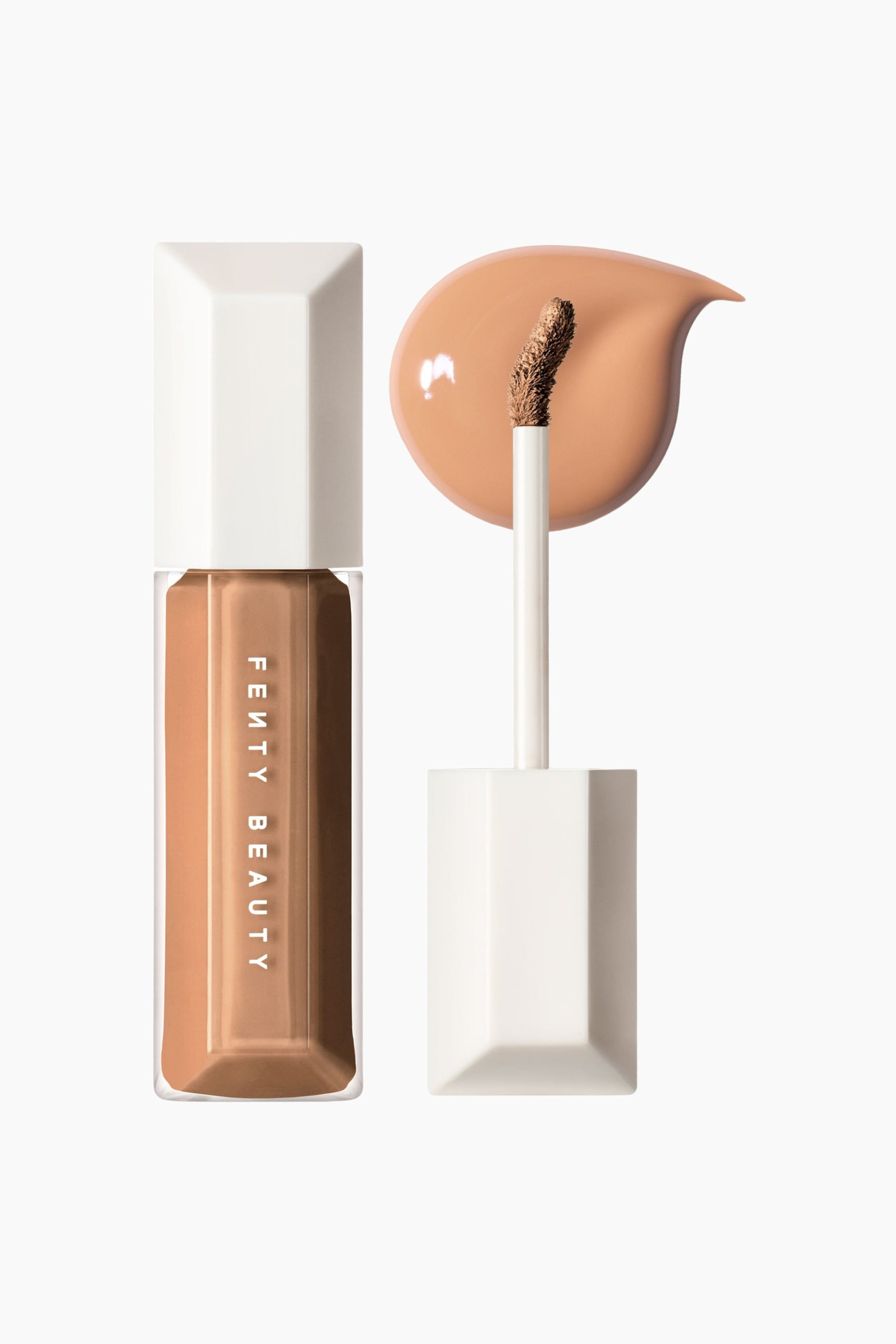Visa större bild: We're Even Hydrating Longwear Concealer står upprätt i en genomskinlig, facetterad flaska med vit, vinklad kork bredvid sin skruvade applicatorstav. Staven visar en böjd doe-foot-applikatorspets placerad framför ett slätt, droppformat flytande färgprov av den medelbruna concealern.