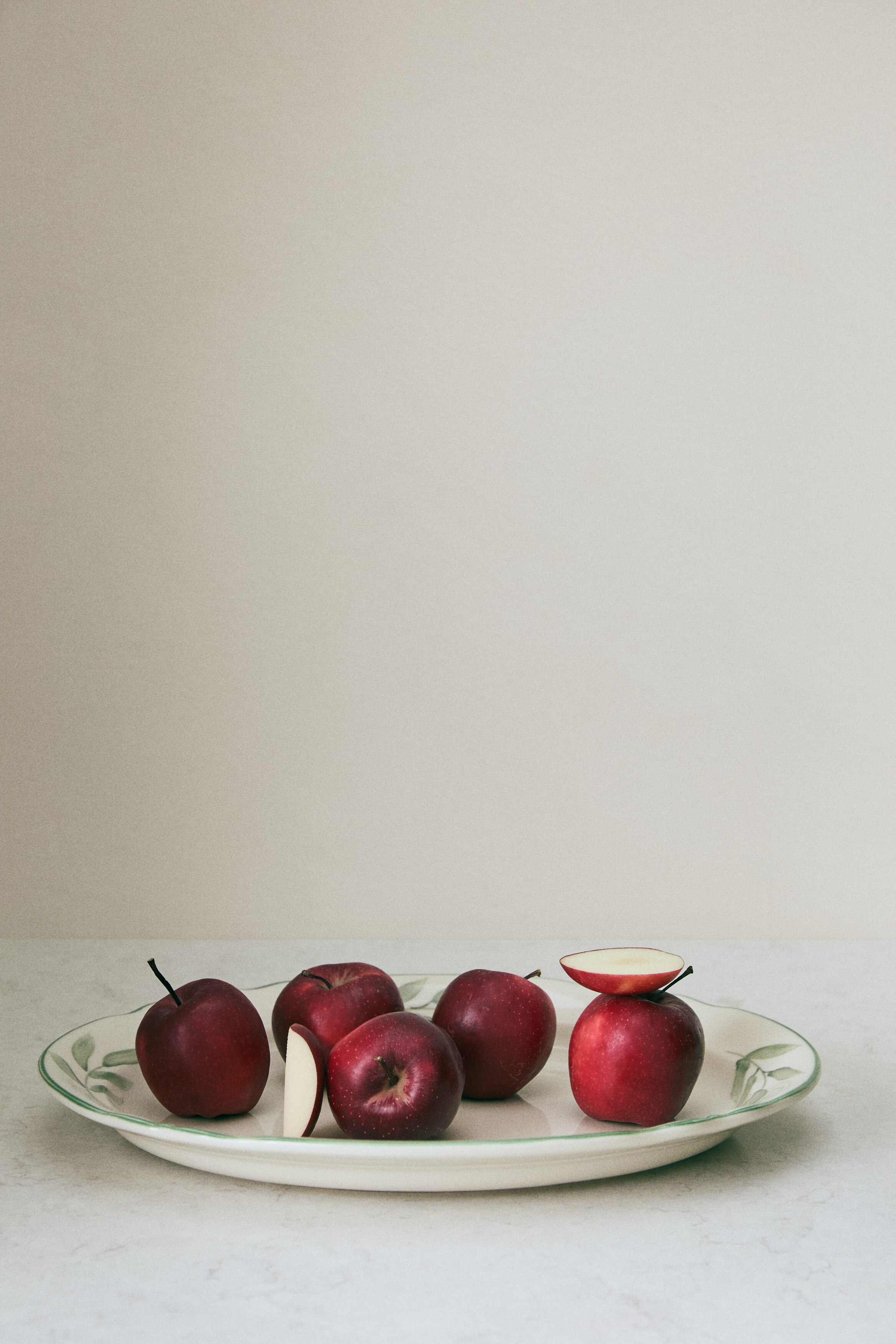 Hand-painted Stoneware Serving Plate - Light beige/leaves