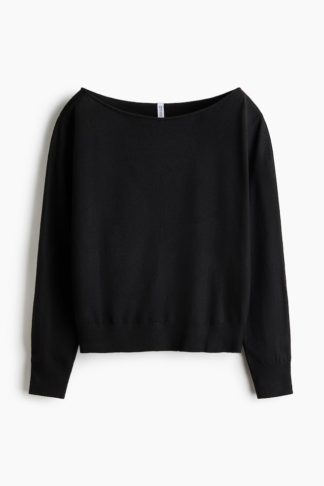 Ein schwarzer Feinstrickpullover ist frontal dargestellt und zeigt einen weiten U-Boot-Ausschnitt sowie lange Ãrmel. Der Pullover hat eine legere Passform mit gerippten BÃ¼ndchen und einem gerippten Saum. - 1