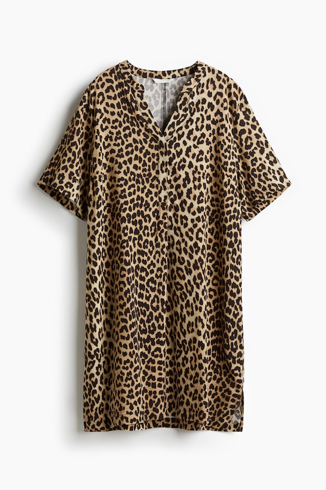 Klänningstunika i viskos - Beige/Leopardmönstrad/Svart/Black/Svart/Vitmönstrad/Vit/Blåmönstrad/Vit/Blad/Crèmevit/Svartmönstrad/Grön/Vitblommig/Svart/Vit/Svartmönstrad/Grön/Crèmevitmönstrad/Mörk khakigrön - 1