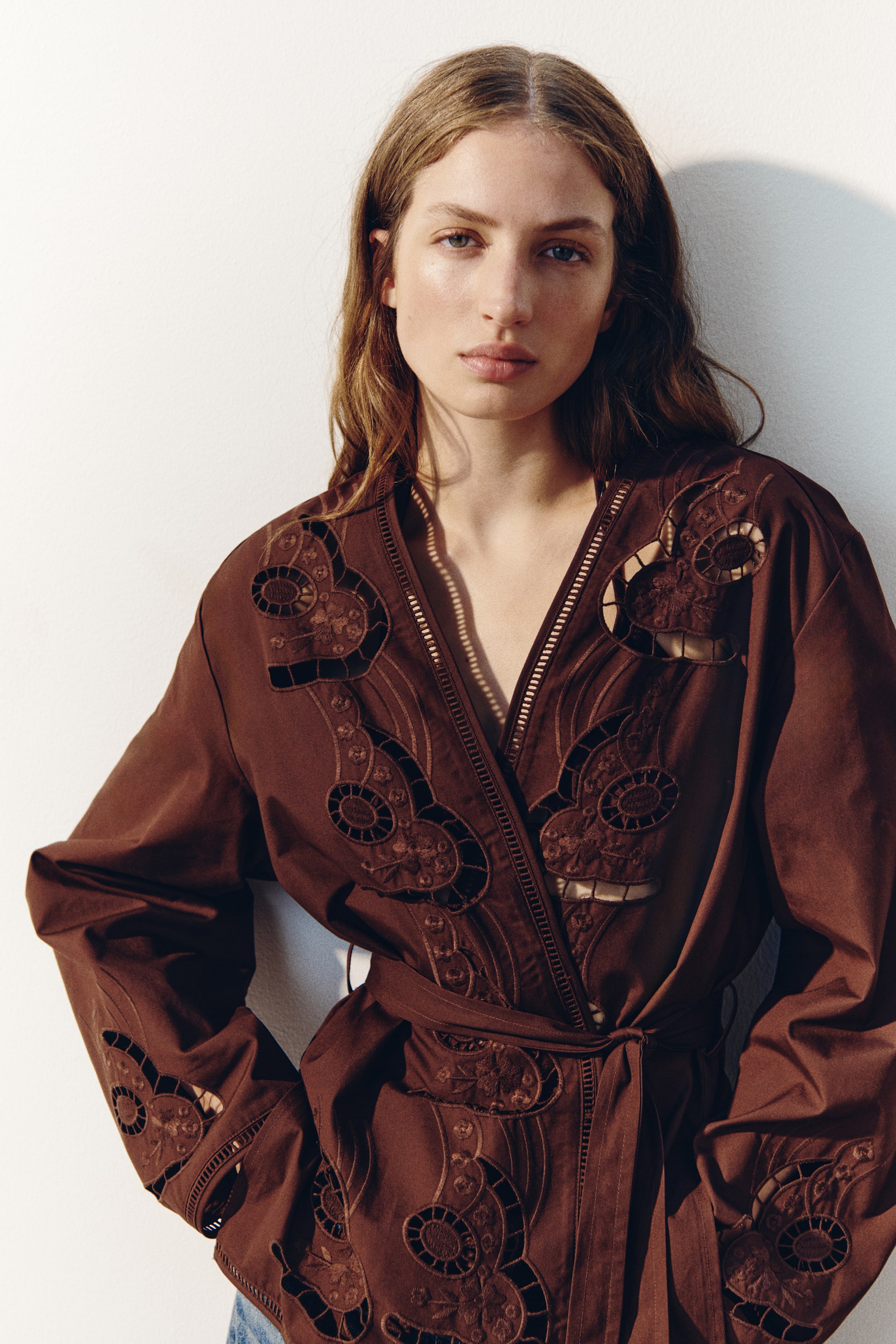 Женские куртки H&M Tie-Belt Jacket with Eyelet-Embroidered Details — фото 3