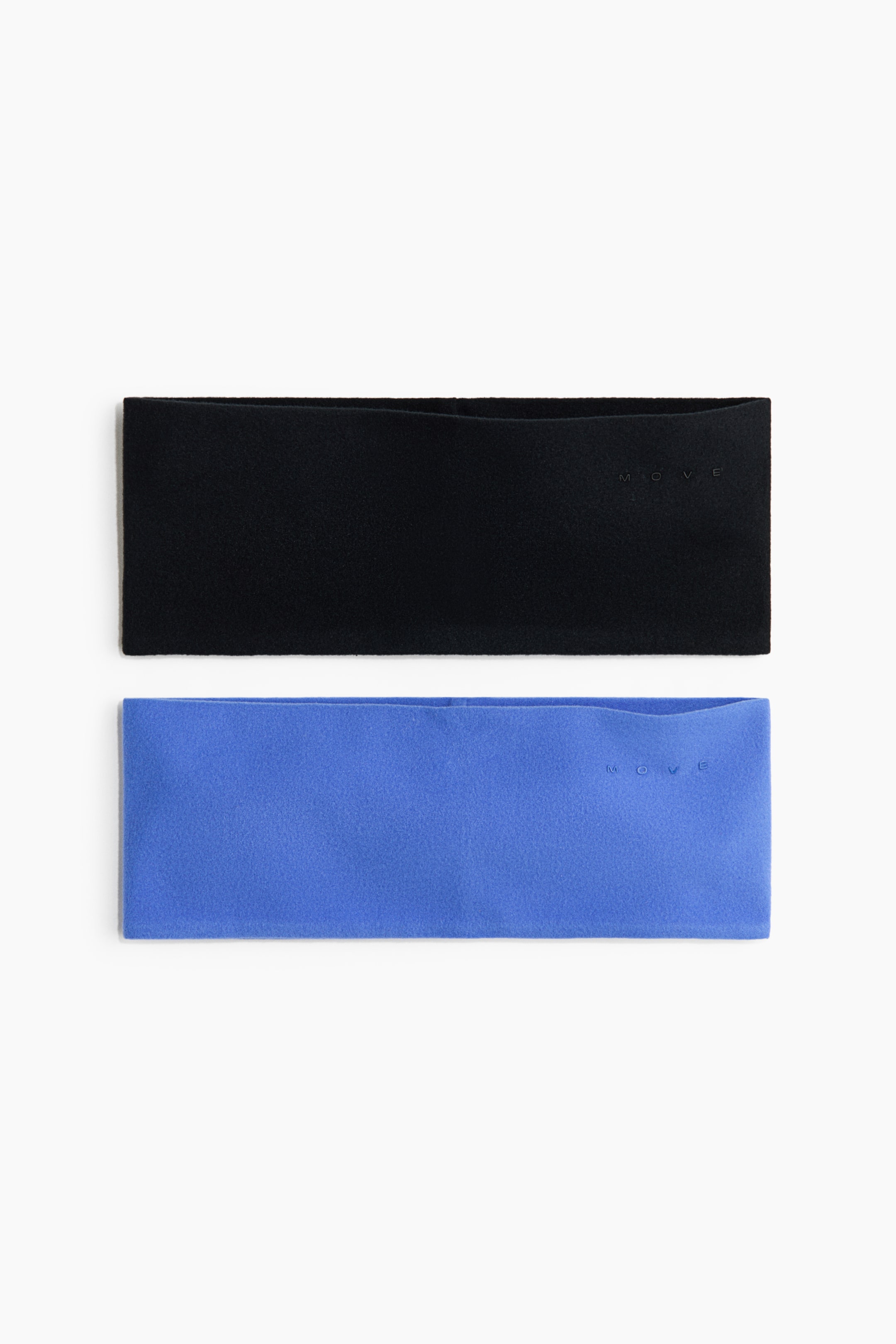 Ampliar la imagen: Dos diademas anchas de forro polar, una negra y una azul, están colocadas en plano en una vista frontal. Cada diadema presenta un borde superior contorneado y un pequeño logotipo "MOVE" sutilmente en relieve en el lado derecho.