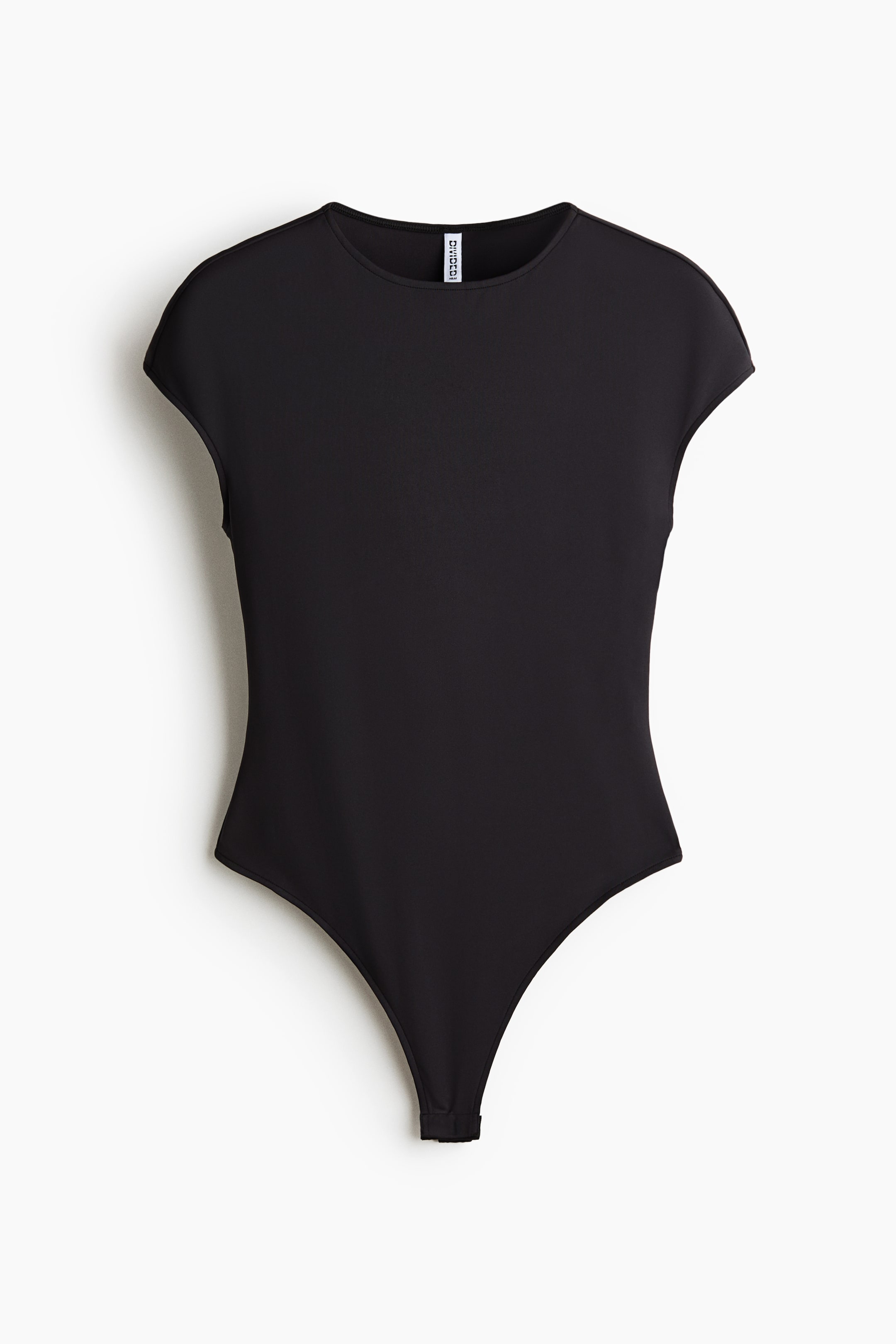 Xem ảnh lớn hơn: Một bộ bodysuit màu đen được chụp chính diện, với dáng ôm vừa vặn, cổ tròn và tay ngắn cánh cap. Thiết kế có phần khoét chân cao và khóa cài bấm ở đũng.