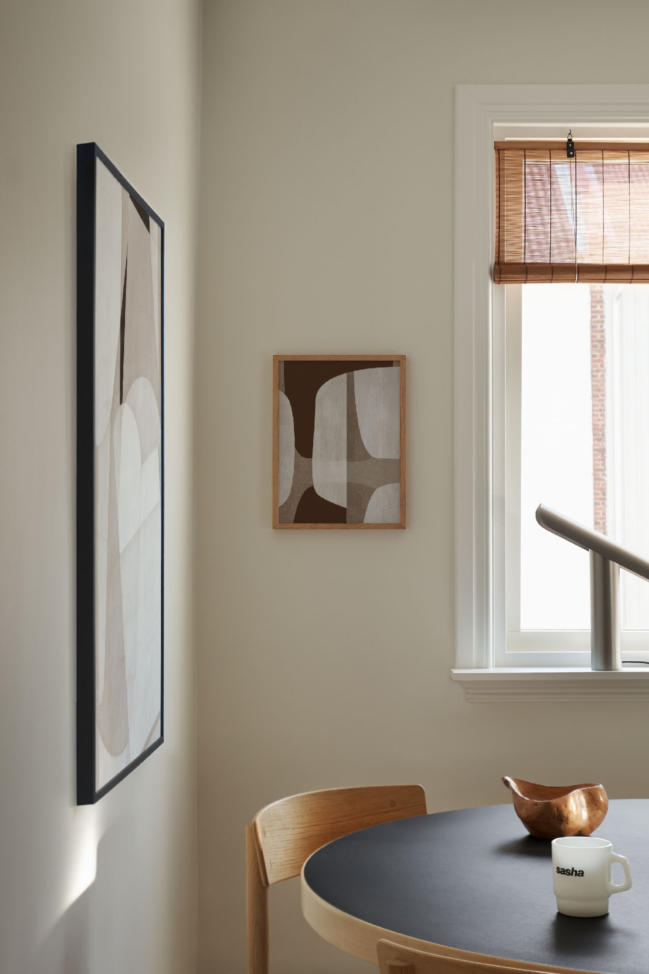 Agrandir l'image: Une œuvre d’art encadrée met en valeur un design abstrait composé de formes organiques superposées dans des nuances de brun, de beige et de gris clair, le tout présenté dans un cadre en bois brun clair.