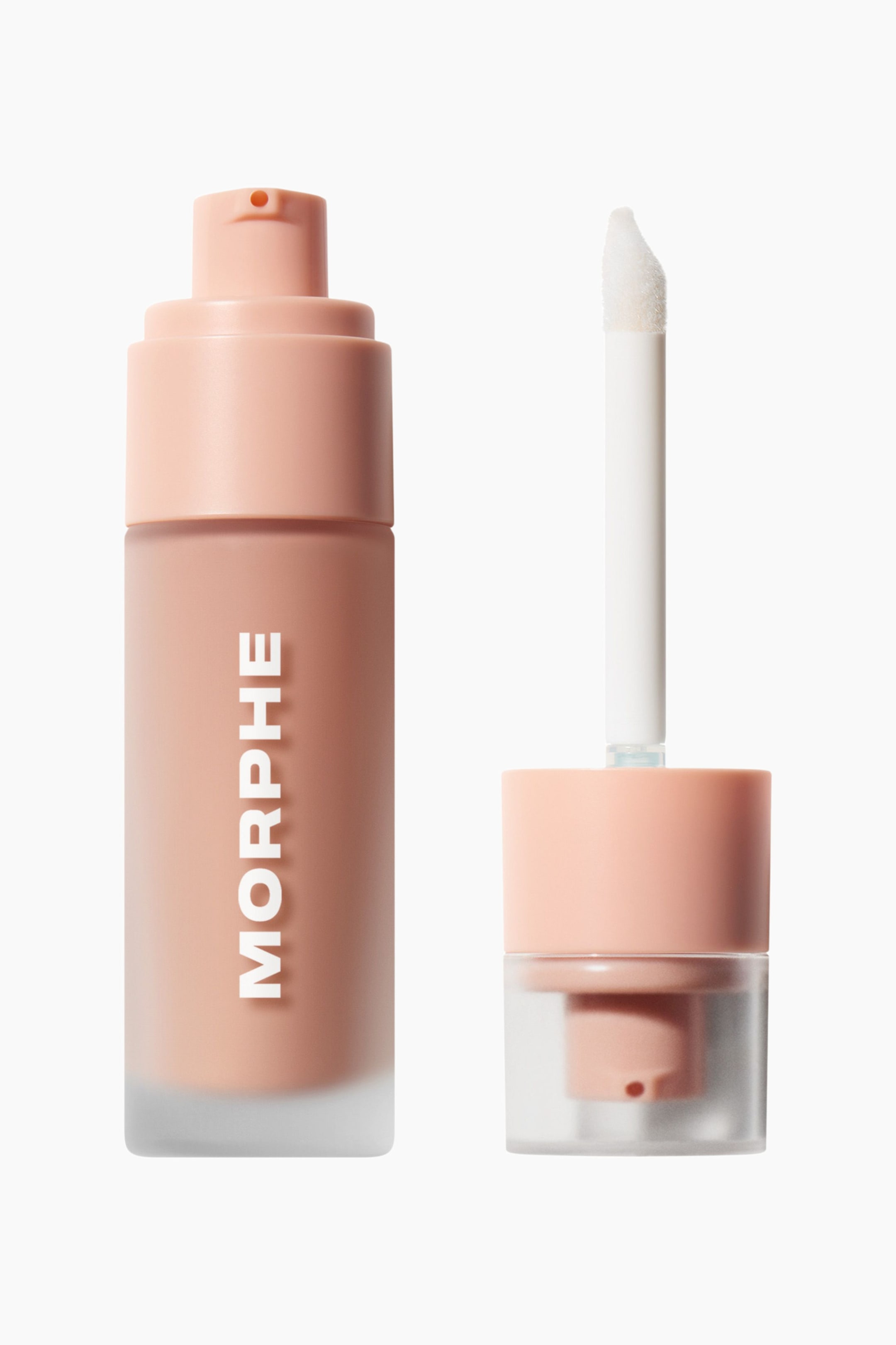 Visa större bild: En flaska Morphe Complexion Boost Peptide Glow Serum står upprätt bredvid det avtagna locket och applikatorn. Den frostade glasflaskan visar en persikofärgad vätska inuti med varumärket tryckt vertikalt i vitt, medan det avtagna persikotonade locket avslöjar en fastsatt vit applikatorstav med en mjuk doe-foot-applikator.
