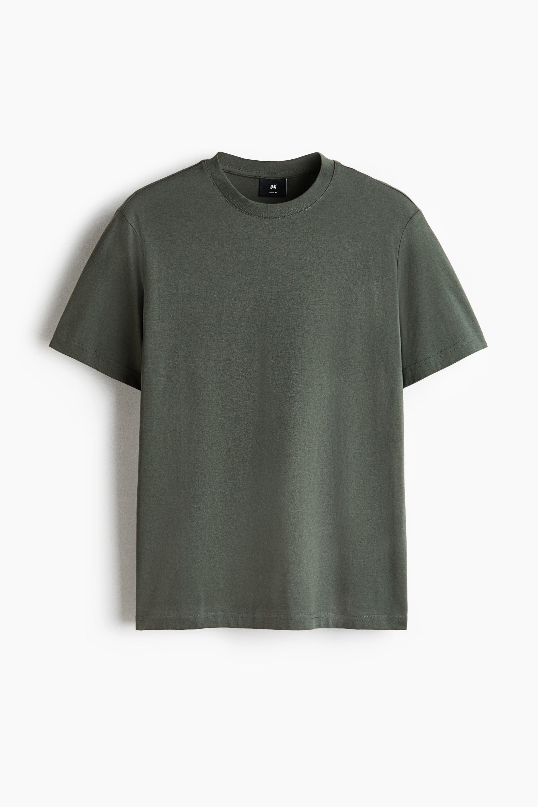 Größeres Bild ansehen: Ein dunkel olivgrünes T-Shirt aus leichtem Baumwolljersey wird von vorne gezeigt, mit einem runden, gerippten Halsausschnitt, kurzen Ärmeln, normaler Passform und einem geraden Saum. Ein kleines schwarzes Etikett ist innen am hinteren Halsausschnitt sichtbar.