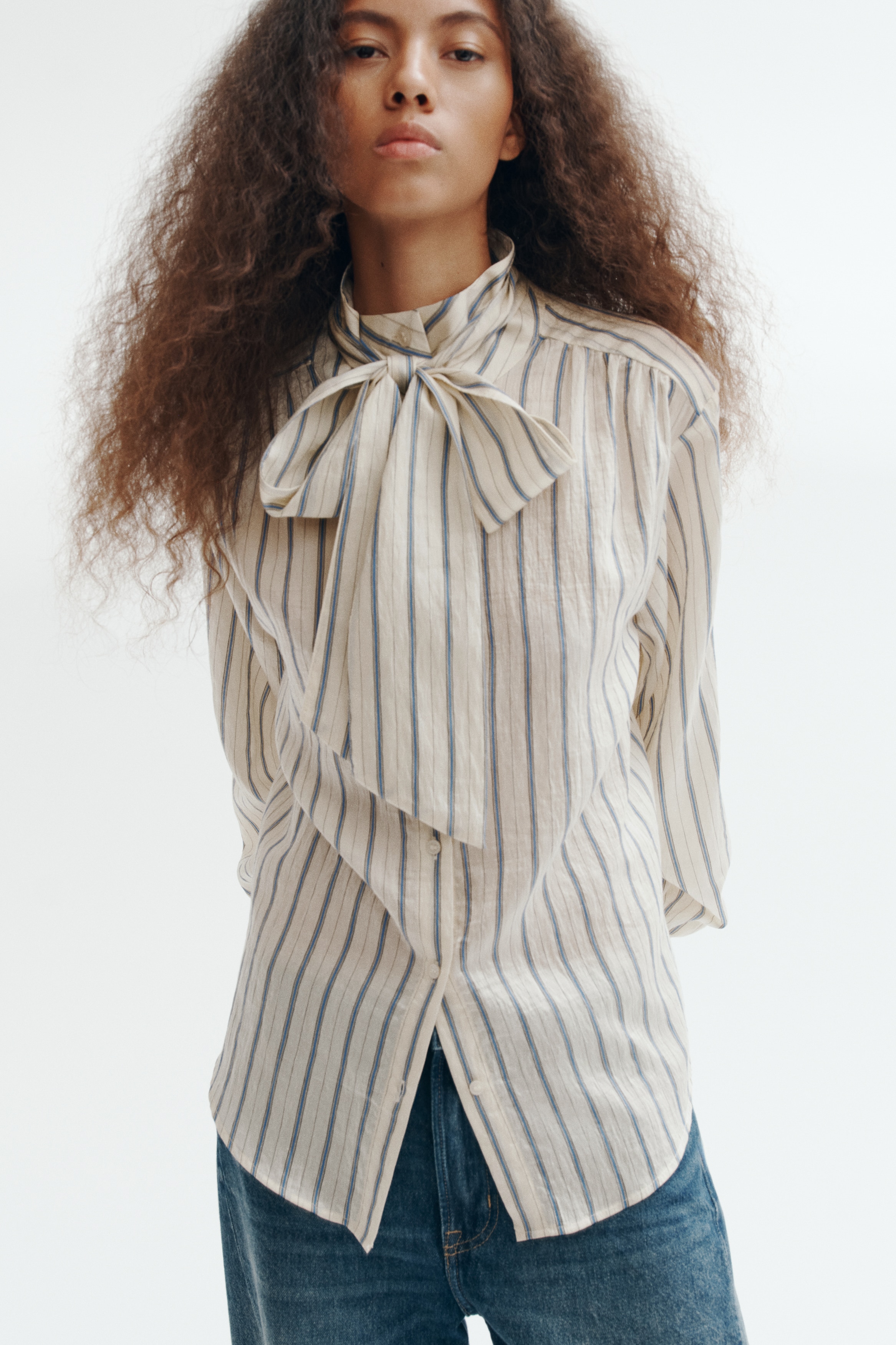 Oversized bloes met sjaalkraagModel