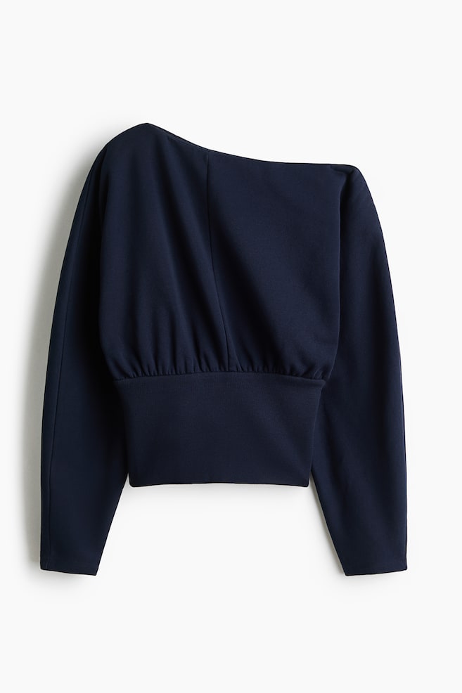 Ein marineblaues One-Shoulder-Top liegt flach und ist von hinten zu sehen. Es hat lange Ãrmel, eine glatte Passform und einen breiten gerippten Saum mit gerafftem Stoff direkt darÃ¼ber. - 1