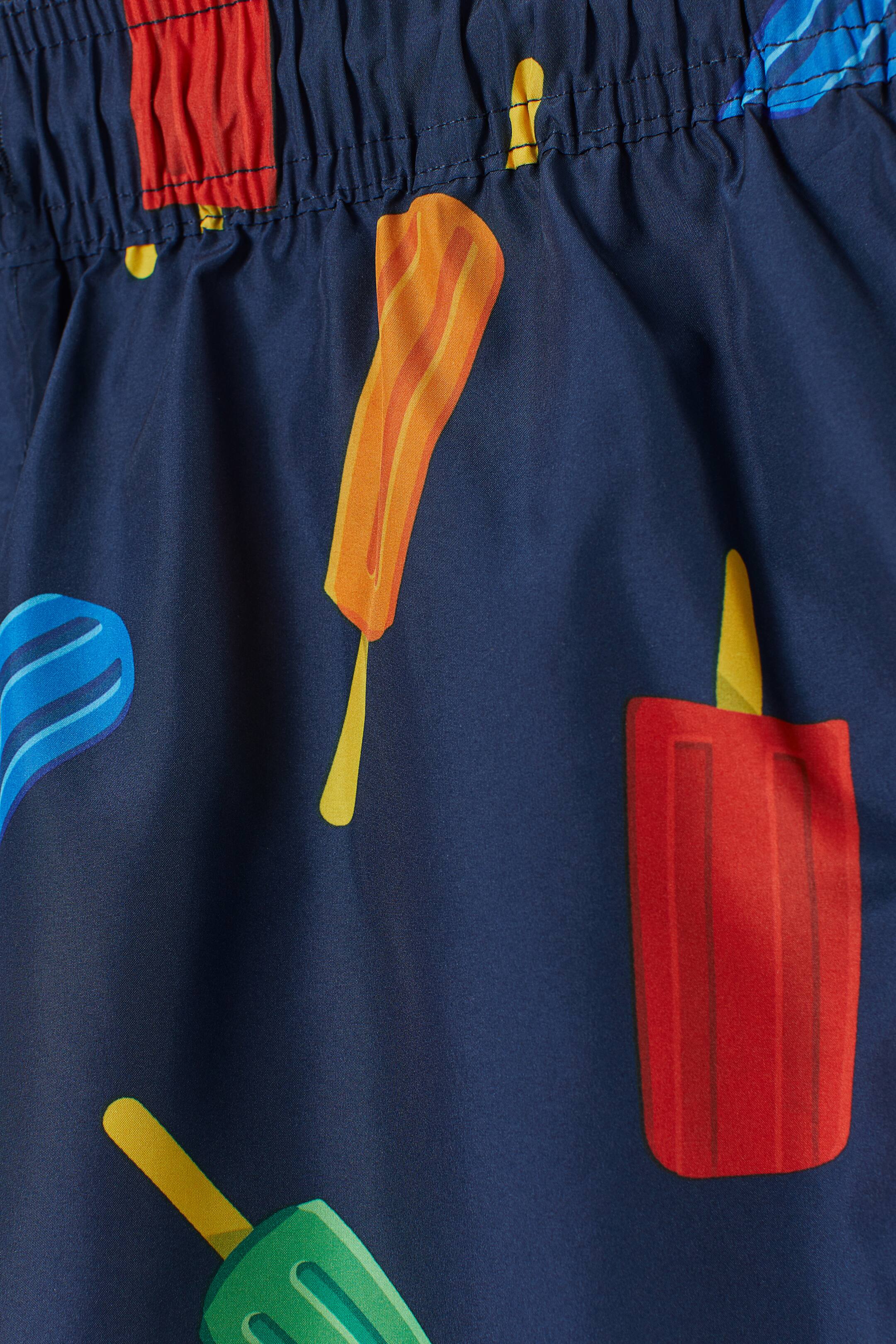 Größeres Bild ansehen: Kurze gemusterte Badeshorts - Dunkelblau/Stieleis - Men | H&M DE 2